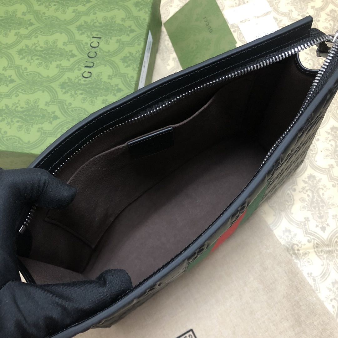 由G家最具辨识性的两种标志 — GG图案和织带精心搭配制作。此款手拿包采用热压GG Signature材