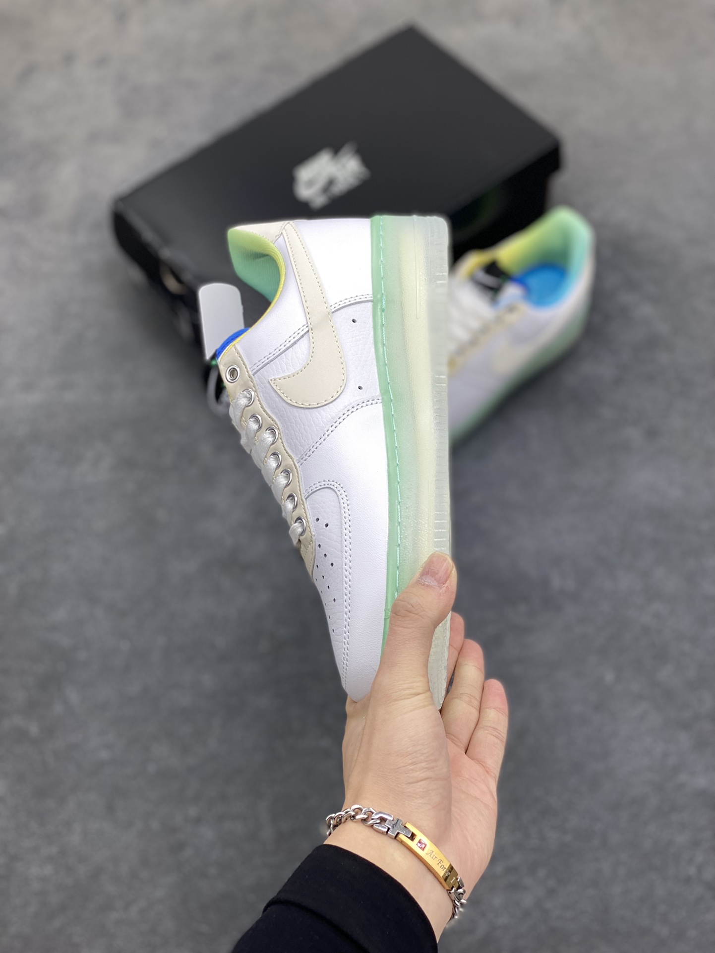 图片[3]-福利特价 全掌气垫🔥 Nike Air Force 1\’07 Low \”Unlock YOUR SPACE\” 创意空间主题 空军一号低帮休闲板鞋 原楦头原纸板 清洁度完美 全掌内置全掌气垫 搭配水晶大底 中底钢印、拉帮完美 货号：FJ7066-114 尺码：36 36.5 37.5 38 38.5 39 40 40.5 41 42 42.5 43 44 44.5 45-选品中心