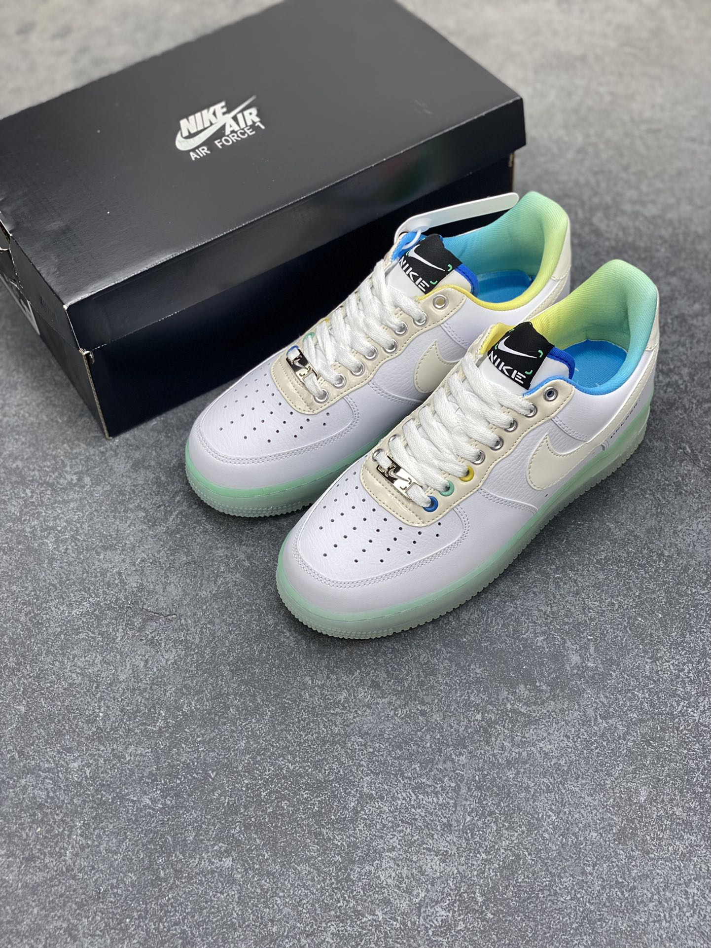 图片[8]-福利特价 全掌气垫🔥 Nike Air Force 1\’07 Low \”Unlock YOUR SPACE\” 创意空间主题 空军一号低帮休闲板鞋 原楦头原纸板 清洁度完美 全掌内置全掌气垫 搭配水晶大底 中底钢印、拉帮完美 货号：FJ7066-114 尺码：36 36.5 37.5 38 38.5 39 40 40.5 41 42 42.5 43 44 44.5 45-选品中心