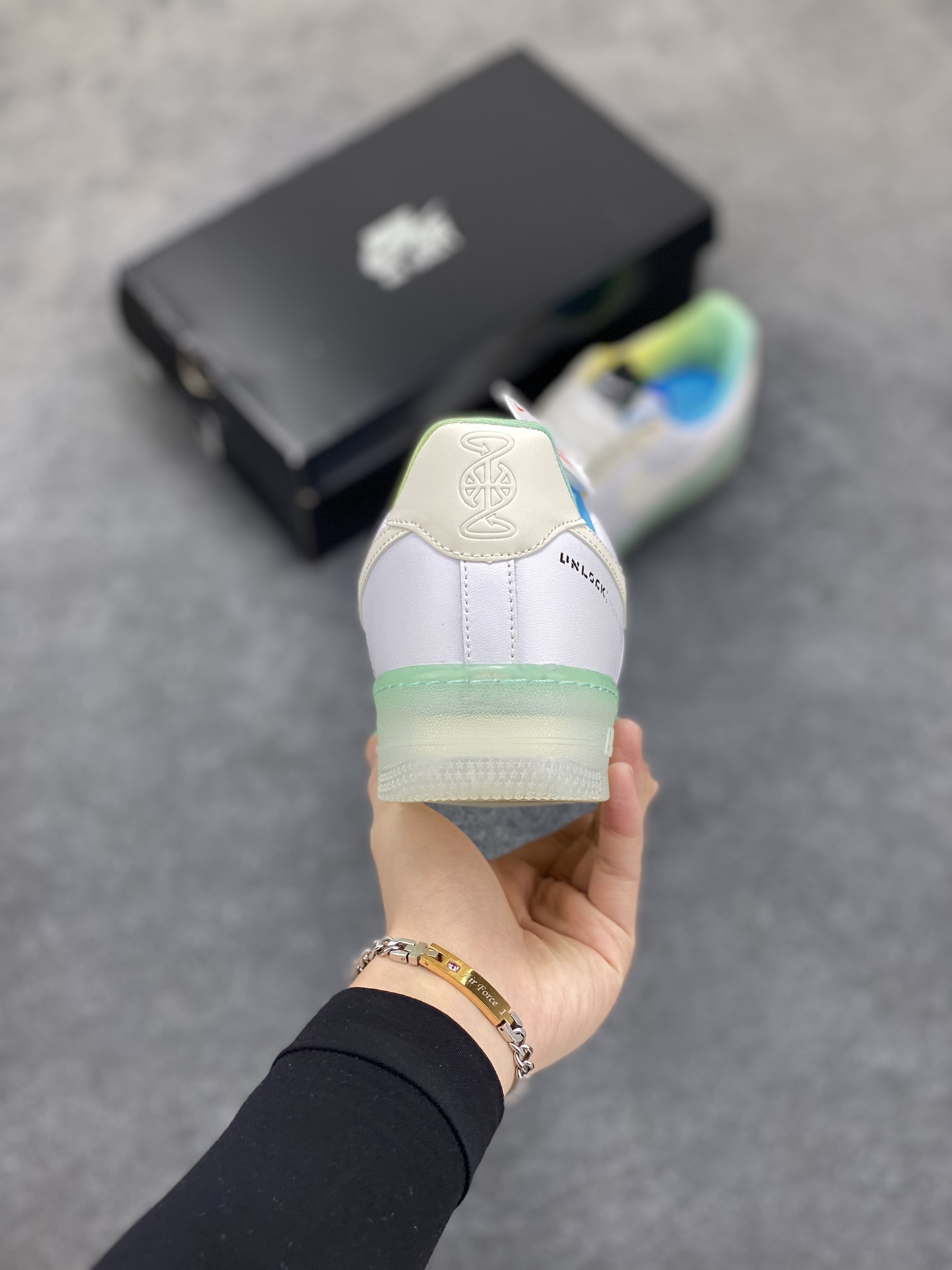 图片[4]-福利特价 全掌气垫🔥 Nike Air Force 1\’07 Low \”Unlock YOUR SPACE\” 创意空间主题 空军一号低帮休闲板鞋 原楦头原纸板 清洁度完美 全掌内置全掌气垫 搭配水晶大底 中底钢印、拉帮完美 货号：FJ7066-114 尺码：36 36.5 37.5 38 38.5 39 40 40.5 41 42 42.5 43 44 44.5 45-选品中心