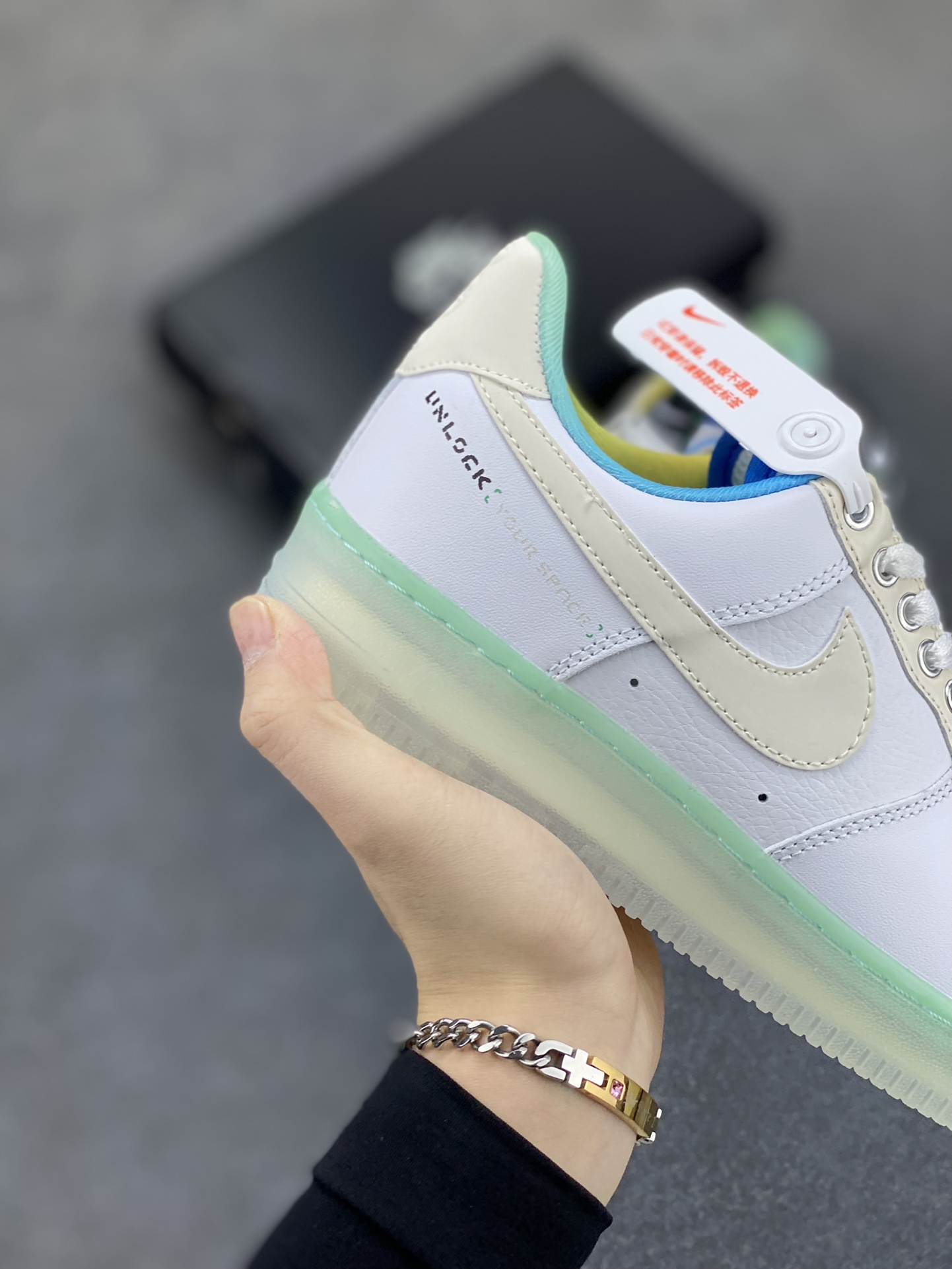 图片[6]-福利特价 全掌气垫🔥 Nike Air Force 1\’07 Low \”Unlock YOUR SPACE\” 创意空间主题 空军一号低帮休闲板鞋 原楦头原纸板 清洁度完美 全掌内置全掌气垫 搭配水晶大底 中底钢印、拉帮完美 货号：FJ7066-114 尺码：36 36.5 37.5 38 38.5 39 40 40.5 41 42 42.5 43 44 44.5 45-选品中心