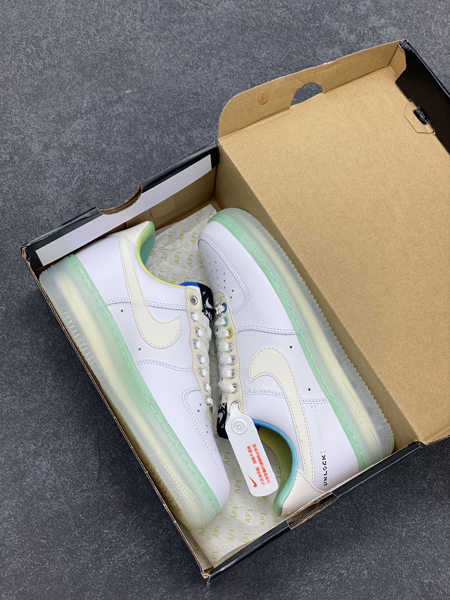 图片[9]-福利特价 全掌气垫🔥 Nike Air Force 1\’07 Low \”Unlock YOUR SPACE\” 创意空间主题 空军一号低帮休闲板鞋 原楦头原纸板 清洁度完美 全掌内置全掌气垫 搭配水晶大底 中底钢印、拉帮完美 货号：FJ7066-114 尺码：36 36.5 37.5 38 38.5 39 40 40.5 41 42 42.5 43 44 44.5 45-选品中心
