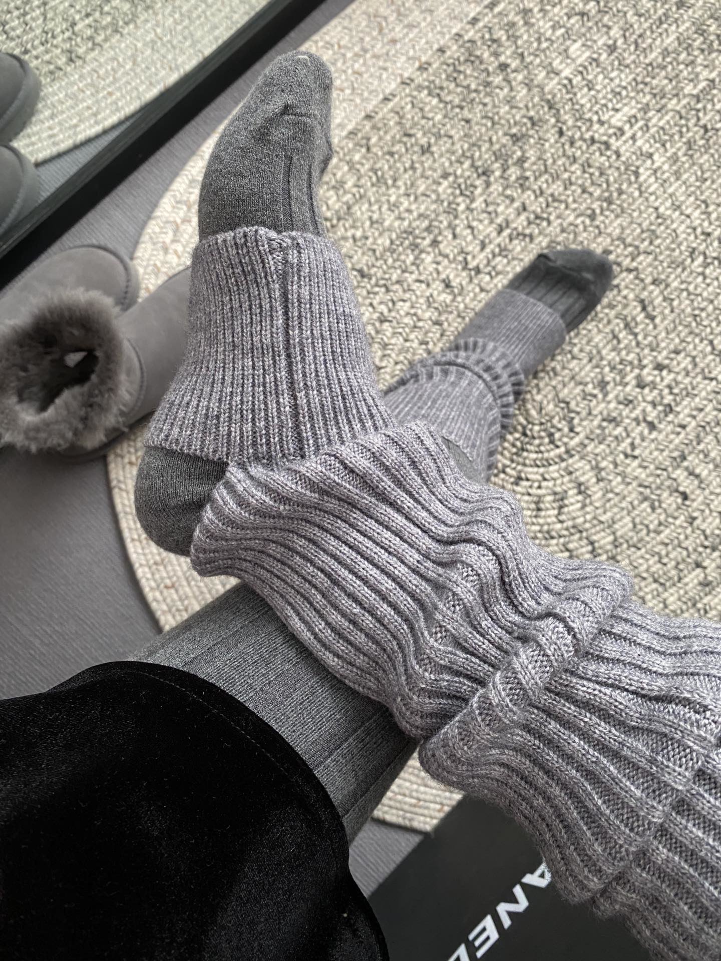 灰色真的太洋气了 一身灰没毛病羊毛粗针开后跟袜套卡其 灰色 黑色很有分量的一款 脚跟开口踩脚款式很洋气～