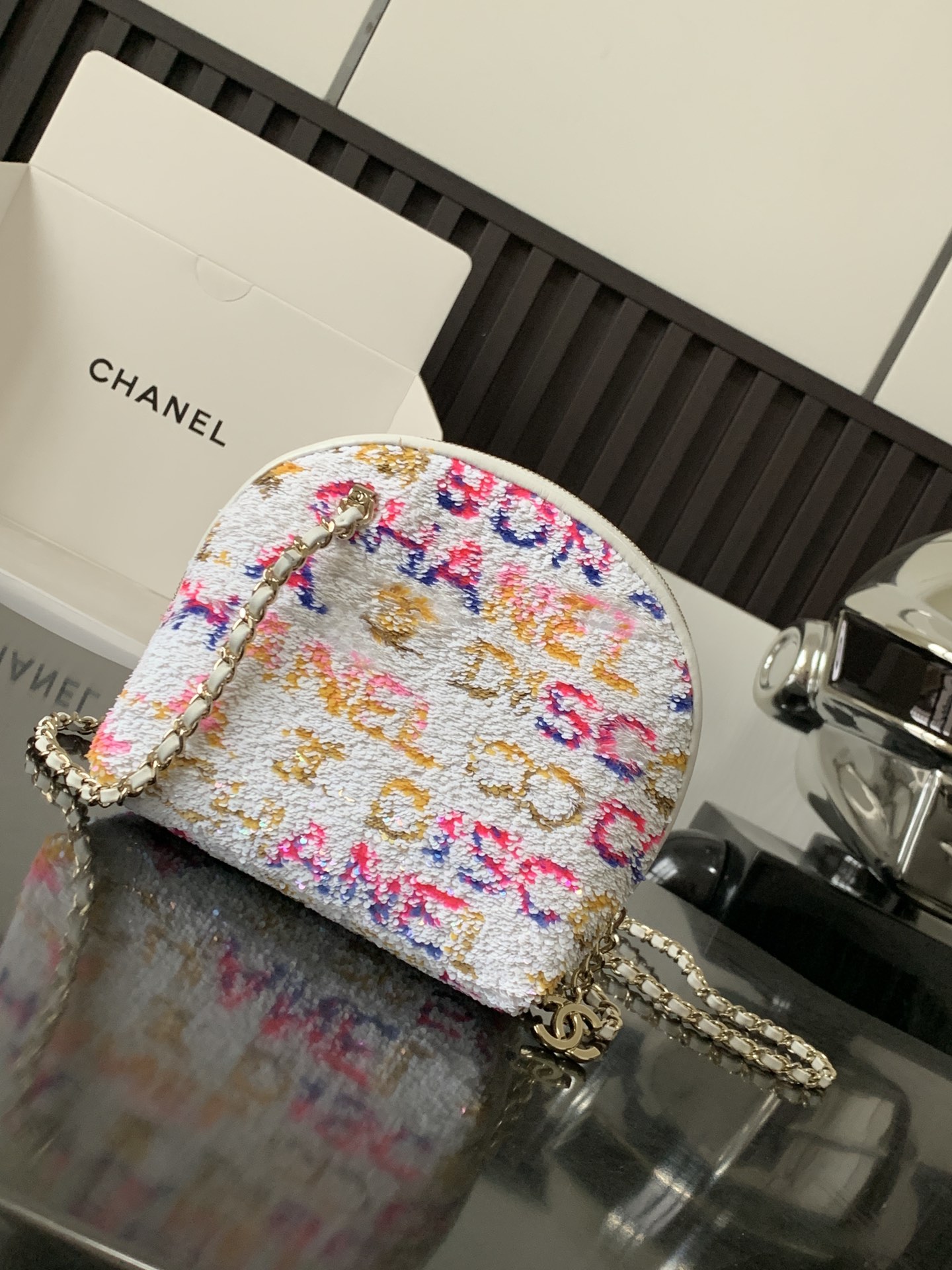 23 Best Purchasing Agents CHANEL Shell Chain Sequin Evening Bag