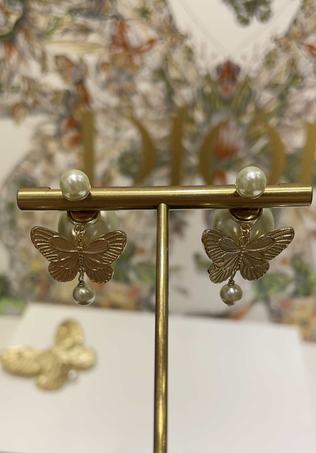 NO:635227,88160 arrived today. The new gilt butterfly CD pearl double ball earrings. The lifelike golden embossed small butterfly perfectly blends freedom, romance and luxury. It is full of fairyland when worn on the ears. It is really beautiful. Purchased from yb development and customization. Brass material, earrings with packaging, Cardia high-end jewelry1986090988160今日到货  新款鎏金蝴蝶CD珍珠双球耳钉 栩栩如生的金色浮雕小蝴蝶 将自由、浪漫与奢华贵气完美融合 佩戴上耳仙气十足 真的美得很突出 购入yb开发定制 黄铜材质 耳钉带包装,,卡迪亚高端饰品,Jewelry