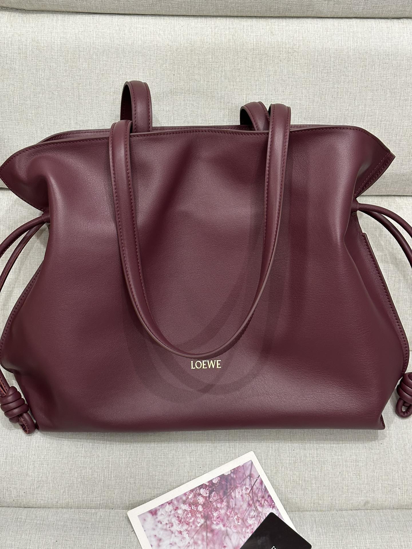 NO:175744,Large Napa cowhide leather Flamenco clutch 11049 Flamenco handbag released in the 1870s, tightened with drawstring and tied with the iconic coiled knot. Now a large Napa cowhide shoulder bag is launched. Large Flamenco can accommodate, for example, a large wallet, a cell phone of all sizes, a laptop, a 1-liter water bottle and sunglasses case. Shoulder back Concealed magnetic buckle closure A interior zipper bag Herringbone cotton canvas lining Anagram embossed 38-34-14, super Loewe, wallets, handbag, cowhide19860909大号纳帕牛皮革 Flamenco 手拿包 11049 十九世纪七十年代发布的 Flamenco 手袋,采用拉绳收紧,并打上标志性的盘绕结. 现在推出了大号纳帕牛皮革肩包. 大号 Flamenco 可以容纳例如一只大号钱包、所有尺寸的手机、一台笔记本电脑、1升容量的 水瓶和太阳镜盒. 肩背 隐蔽磁扣开合 一个内部拉链袋 人字纹棉质帆布衬里 Anagram 压纹 38-34-14,特级罗意威,loewe,wallets,handbag,cowhide,Bag