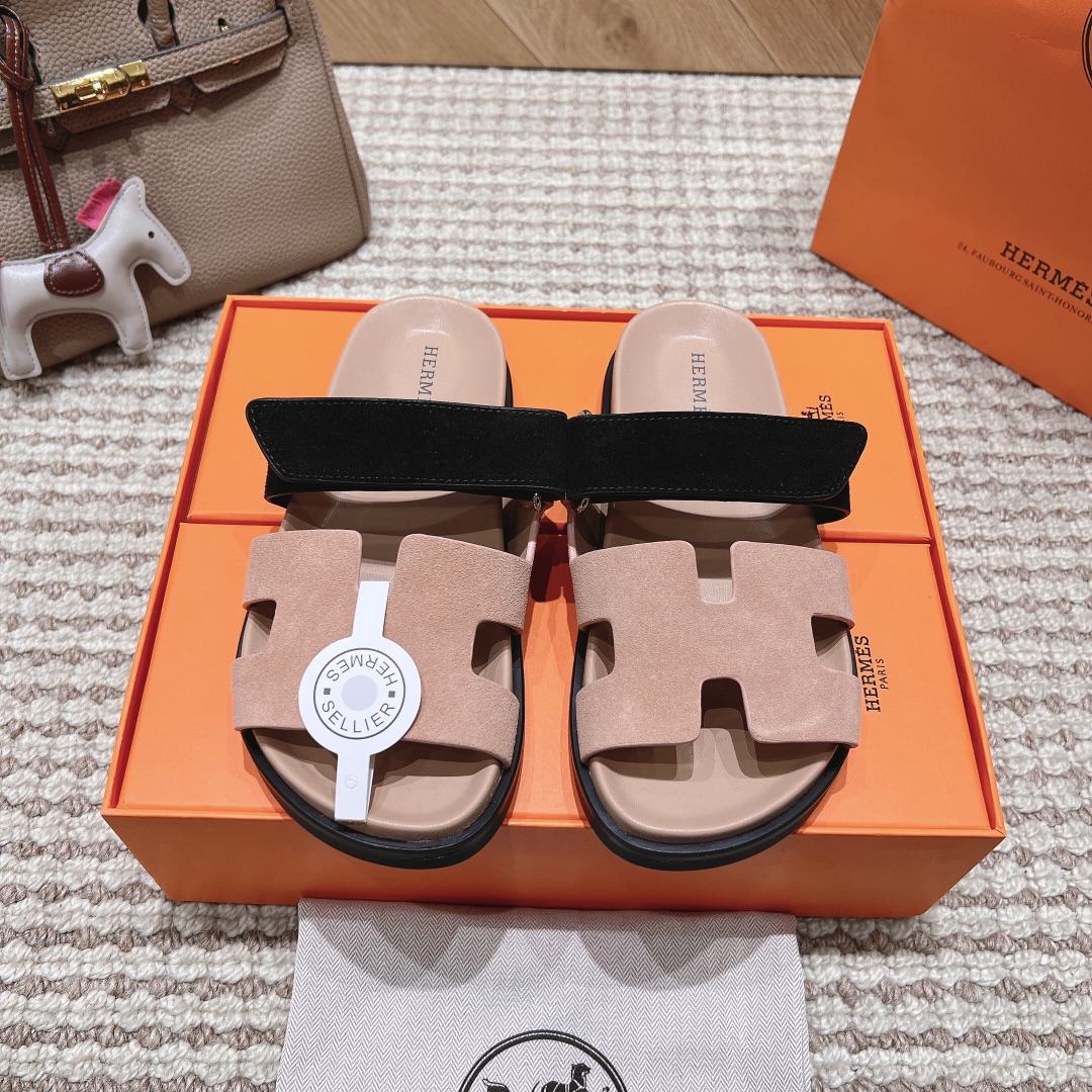 NO:164853,, couple model, new upgraded version of Erbiao Slippers Herme...s full leather series, official website, Xiaohongshu, the latest color matching Hermes hits, is launched online, with upgraded workmanship, high quality!   Fashionable and trendy upper inner footbed genuine leather shopping. Complete color matching, fine workmanship, comfortable and soft on the feet. Size 35-42 (custom made in 41.42), slippers, hermes, hermes, slippers19860909,情侣款 全新升级版二舅拖鞋Herme...s全真皮系列 官网、小红书同步最新配色爱马仕爆款火热上线,做工升级版,高品质！  时尚潮流鞋面内里垫脚真皮购造.颜色搭配齐全.做工精细.上脚舒适柔软.码数35—-42（41.42订做）,拖鞋,hermes,hermes,slippers,Women's Shoes