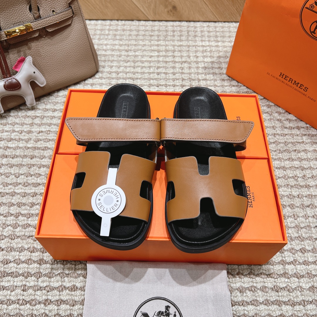 NO:164851,, couple model, new upgraded version of Erbiao Slippers Herme...s full leather series, official website, Xiaohongshu, the latest color matching Hermes hits, is launched online, with upgraded workmanship, high quality!   Fashionable and trendy upper inner footbed genuine leather shopping. Complete color matching, fine workmanship, comfortable and soft on the feet. Size 35-46 (custom made in 45.46), slippers, hermes, hermes, slippers19860909,情侣款 全新升级版二舅拖鞋Herme...s全真皮系列 官网、小红书同步最新配色爱马仕爆款火热上线,做工升级版,高品质！  时尚潮流鞋面内里垫脚真皮购造.颜色搭配齐全.做工精细.上脚舒适柔软.码数35—46（45.46订做）,拖鞋,hermes,hermes,slippers,Women's Shoes