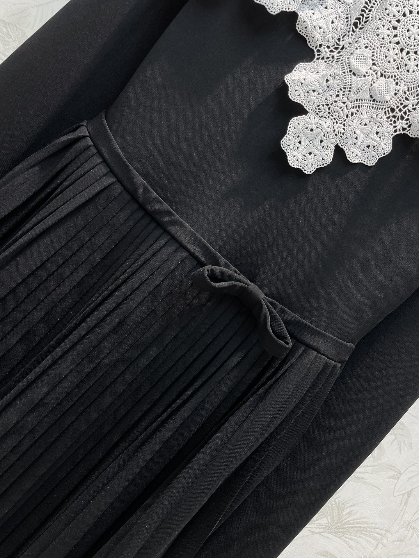 D家24早春新款重工蕾丝拼接连衣裙上身就是沉稳淑女的气质重工蕾丝领口精致时髦搭配黑色全身重要场合也压得住