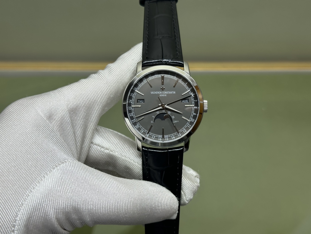 NO:143279,Your favorite is the most worthy of [Monthly Reincarnation, Minute and Second Rotation] Precipitation new product - Vacheron Constantin Traditionnelle Traditionnelle Full Calendar Watch [Model] 4010T/O00R-B344/B/B [Case] ​​The watch is 41mm in diameter and 10.7mm in thickness, step-shaped round case and lugs, grooved bottom cover. After polishing and polishing, the stars show an unparalleled texture; [Dial] orbital minute scale garden and toffee-style hour and minute hands retain Vacheron Constantin's original iconic calendar display. The windows of the week and month are symmetrically distributed on both sides of the dial, and the number bezel on the outer side of the dial is a calendar display. It is gently lifted by an elegant black crescent hand for easy reading. The ingenious design breaks the dullness of the dial. This layout clearly shows Precision moon phase display at 6 o'clock shows the charm of agility, while also showing the unique beauty of complex machinery. [Movement] Based on CITIZEN, the 2460 QCL/1 is independently developed, and the automatic winding integrated movement has been developed. It took two years to relieve the cost, and the movement mold parameters were modified many times and replaced precision parts. After several modifications, it finally made the ultimate perfection. #Vacheron Constantin ##Zhaoer Buqun#,,christian louboutin,vacheron19860909你最喜欢的,才最值得【周月轮回,分秒轮转】沉淀新品——江诗丹顿 Traditionnelle 传袭系列全日历腕表【型号】4010T/O00R-B344/B/B【表壳】腕表直径41mm,厚度10.7mm,阶梯式圆形表壳和表耳、凹槽底盖.经过抛光打磨精修,星现出无与伦比的质感；【表盘】轨道式分钟刻度園以及太妃式时针和分针,保留了江诗丹顿独创的标志性日历显示.星期和月份视窗对称分布于表盘两侧,表盘外围的数宇表圈为日历显示.由一根优雅的黑色月牙指针轻轻托起,方便读取.巧思的设计打破表盘的沉闷感.这一布局清晰地展现了 6点位的精密月相显示.在彰显灵动魅力的同时,也尽显复杂机械的别致美感.【机芯】以CITIZEN为基础自主研发2460 QCL/1,自动上链一体机芯.不惜成本历时两年,多次修改机芯模具参数、更换精密零件,几经修改终于真正做极致的完美. #江诗丹顿 ##卓尔不群#,,christian louboutin,vacheron,Watch