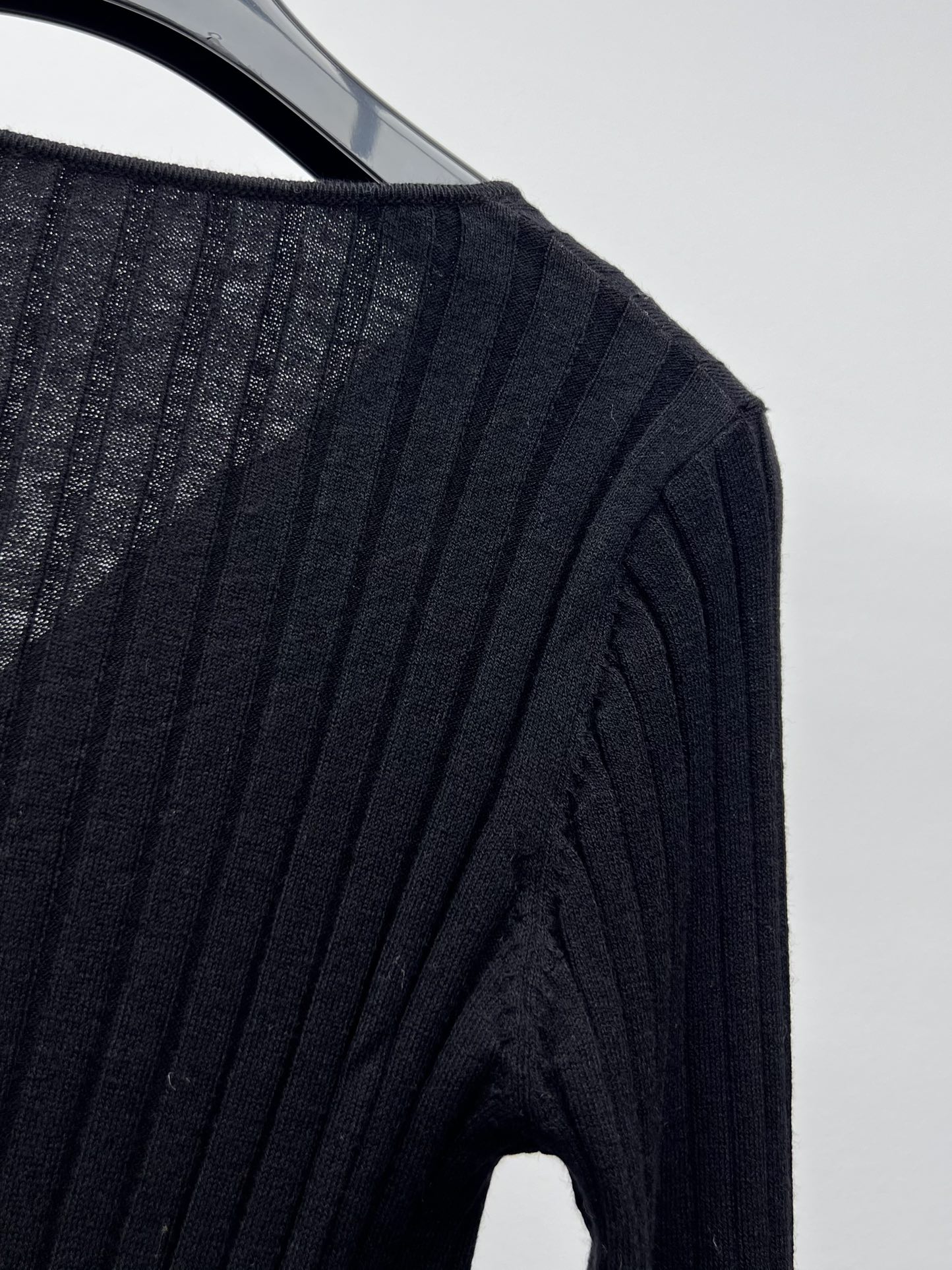 TOTEM*V领坑条针织衫选用羊毛混纺羊绒面料制作在圆领针织衫上融入了品牌标志性pp切割开口干脆利落的v