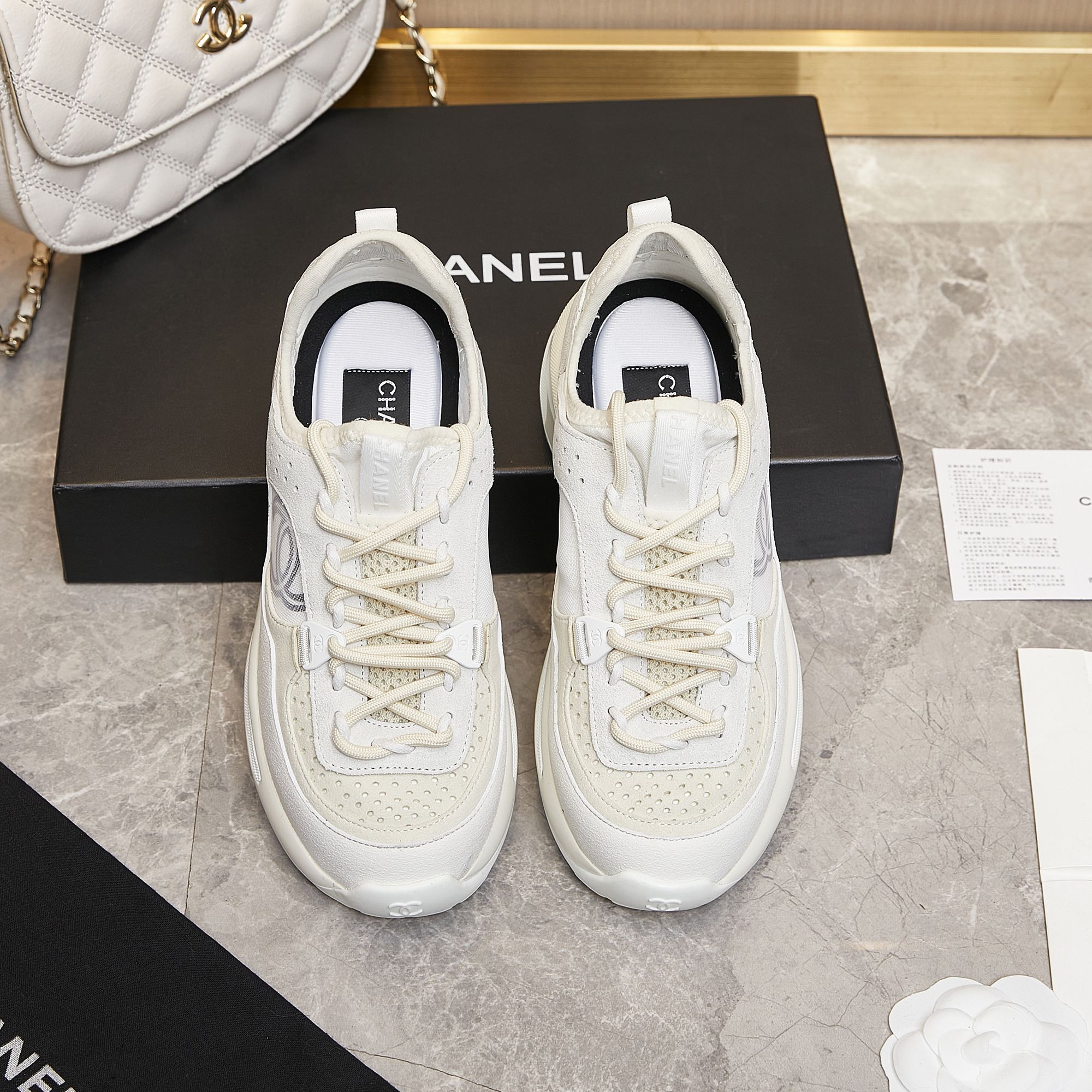 Chanel Chanel - Zapatillas casual #counterTOP Este diseño clásico; la parte superior está bordada con diversas técnicas…