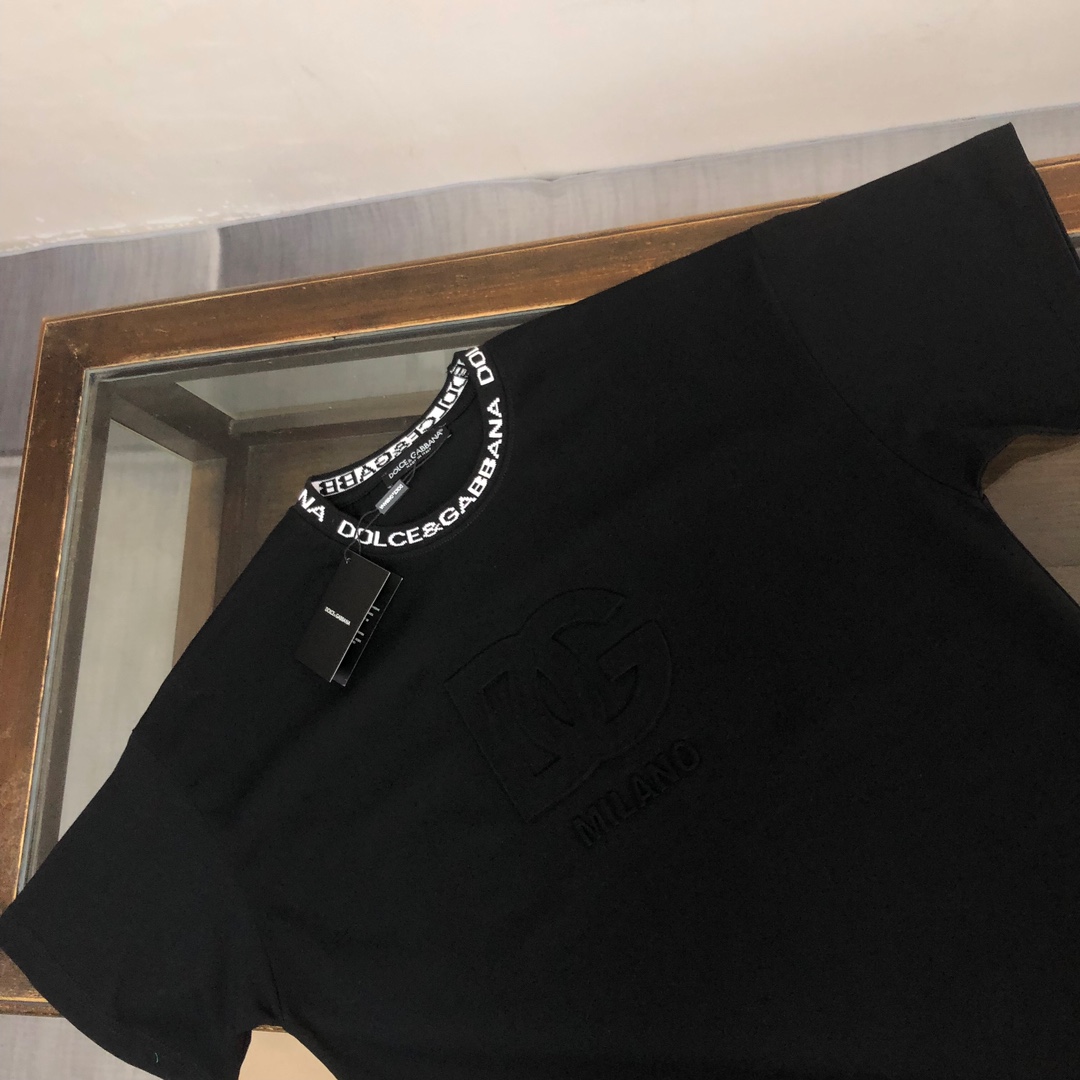 105💰 C✨Dolce&gabbana  24ss专柜同款圆领短袖T恤 定制棉质面料 ！采用品牌Logo标志图案！ 厚板立体！衣服偏厚使整体高透气和柔软性的质感更加凸显，饱满的棉质感引起极度舒适。高端人士必备单品，原厂辅料三标齐全！男女同款！
颜色：黑色 白色
尺码：XS～L（偏大版型！下单请报身高体重！）