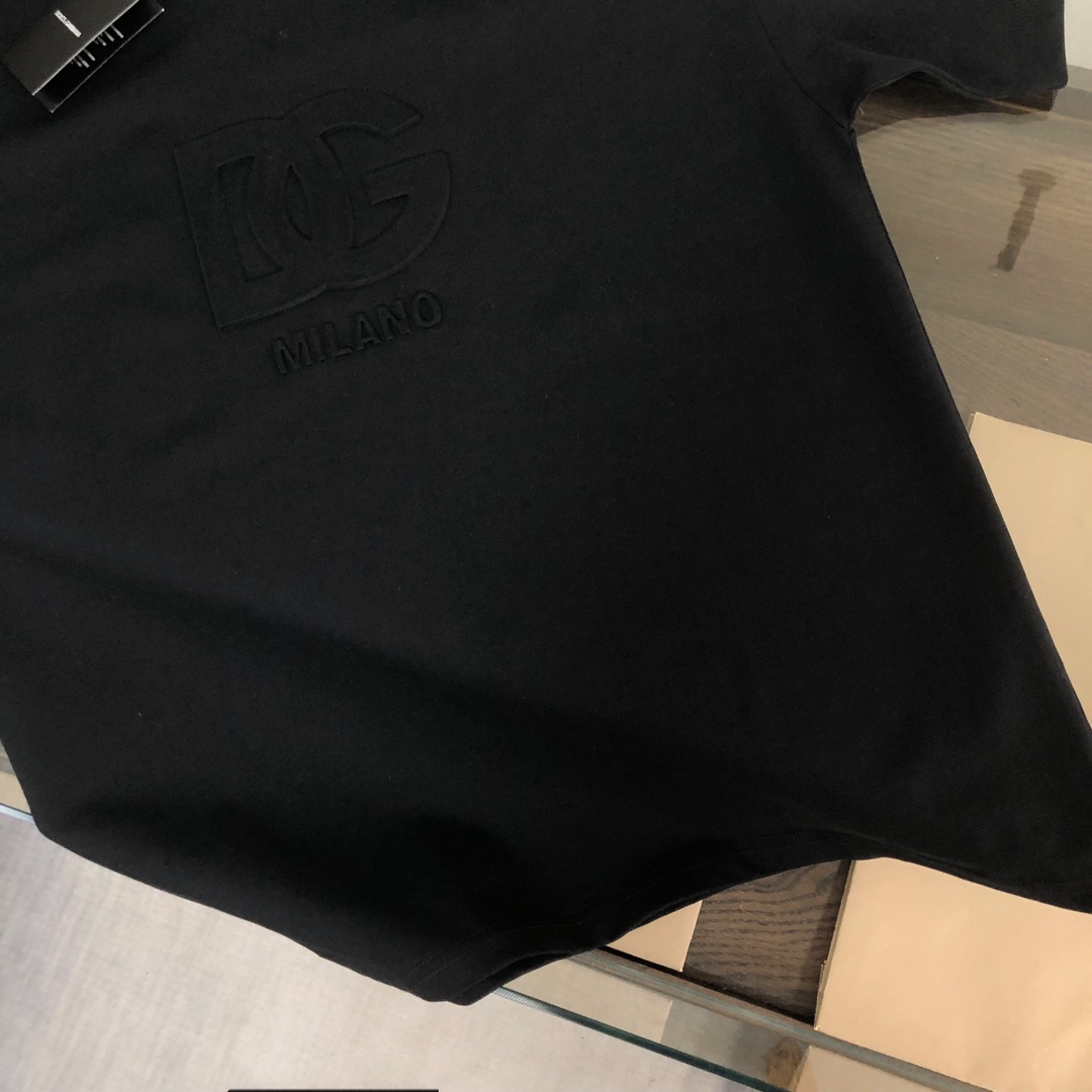 105💰 C✨Dolce&gabbana  24ss专柜同款圆领短袖T恤 定制棉质面料 ！采用品牌Logo标志图案！ 厚板立体！衣服偏厚使整体高透气和柔软性的质感更加凸显，饱满的棉质感引起极度舒适。高端人士必备单品，原厂辅料三标齐全！男女同款！
颜色：黑色 白色
尺码：XS～L（偏大版型！下单请报身高体重！）