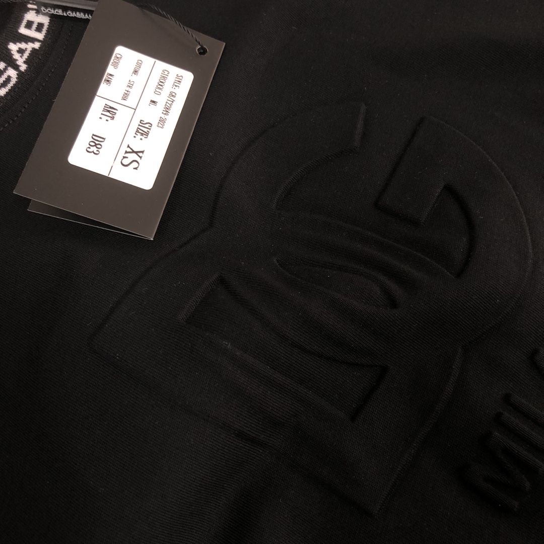 105💰 C✨Dolce&gabbana  24ss专柜同款圆领短袖T恤 定制棉质面料 ！采用品牌Logo标志图案！ 厚板立体！衣服偏厚使整体高透气和柔软性的质感更加凸显，饱满的棉质感引起极度舒适。高端人士必备单品，原厂辅料三标齐全！男女同款！
颜色：黑色 白色
尺码：XS～L（偏大版型！下单请报身高体重！）