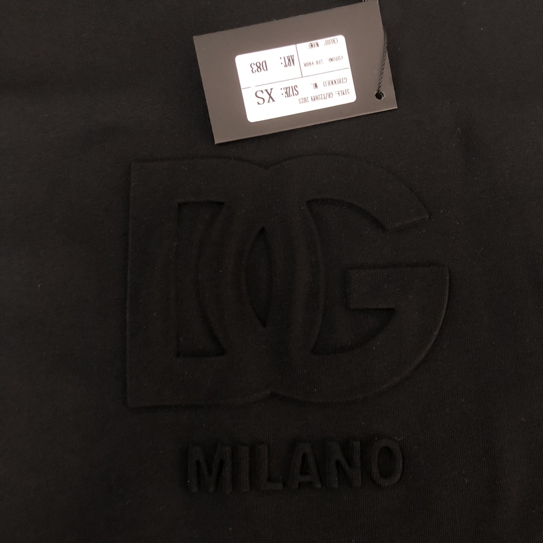 105💰 C✨Dolce&gabbana  24ss专柜同款圆领短袖T恤 定制棉质面料 ！采用品牌Logo标志图案！ 厚板立体！衣服偏厚使整体高透气和柔软性的质感更加凸显，饱满的棉质感引起极度舒适。高端人士必备单品，原厂辅料三标齐全！男女同款！
颜色：黑色 白色
尺码：XS～L（偏大版型！下单请报身高体重！）