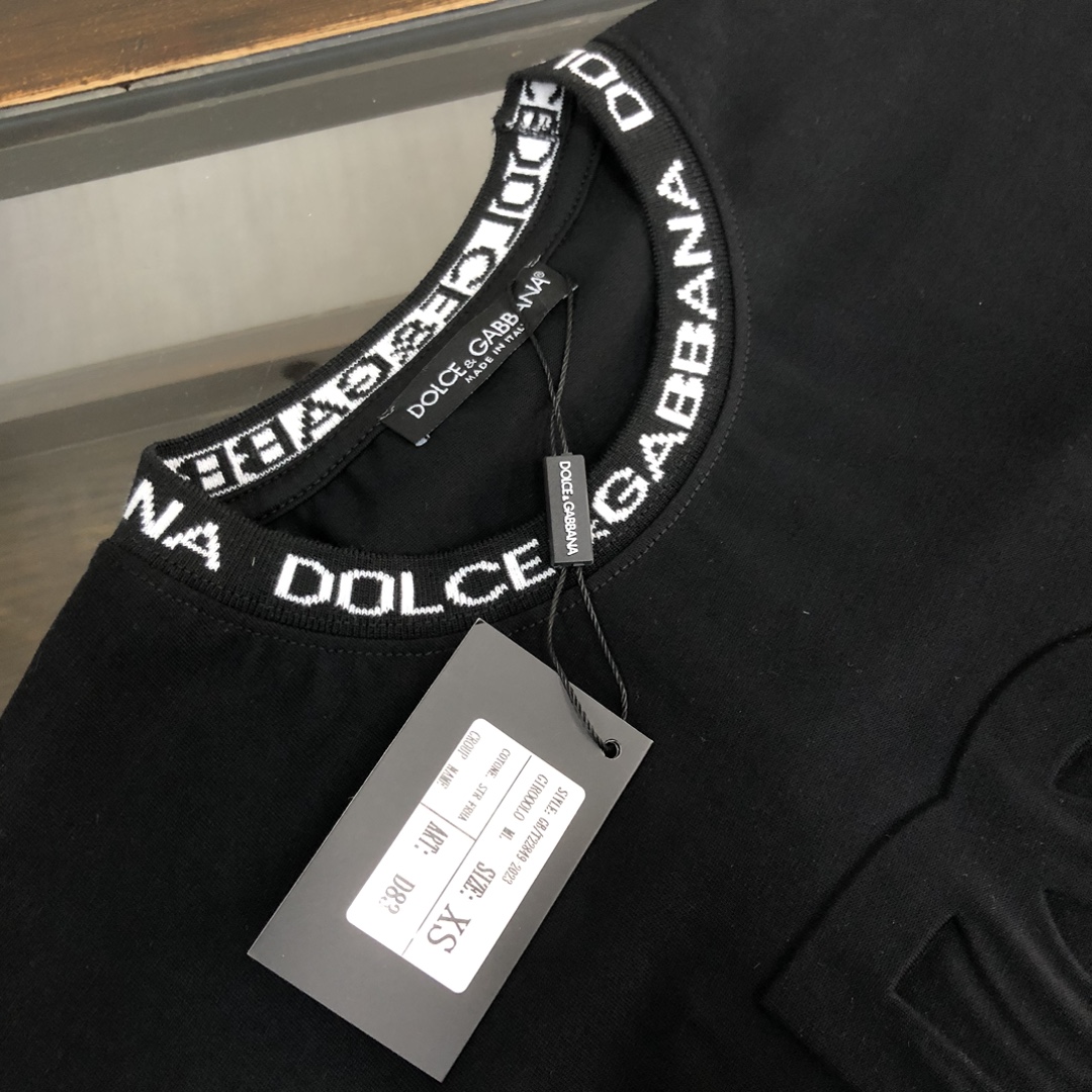 105💰 C✨Dolce&gabbana  24ss专柜同款圆领短袖T恤 定制棉质面料 ！采用品牌Logo标志图案！ 厚板立体！衣服偏厚使整体高透气和柔软性的质感更加凸显，饱满的棉质感引起极度舒适。高端人士必备单品，原厂辅料三标齐全！男女同款！
颜色：黑色 白色
尺码：XS～L（偏大版型！下单请报身高体重！）