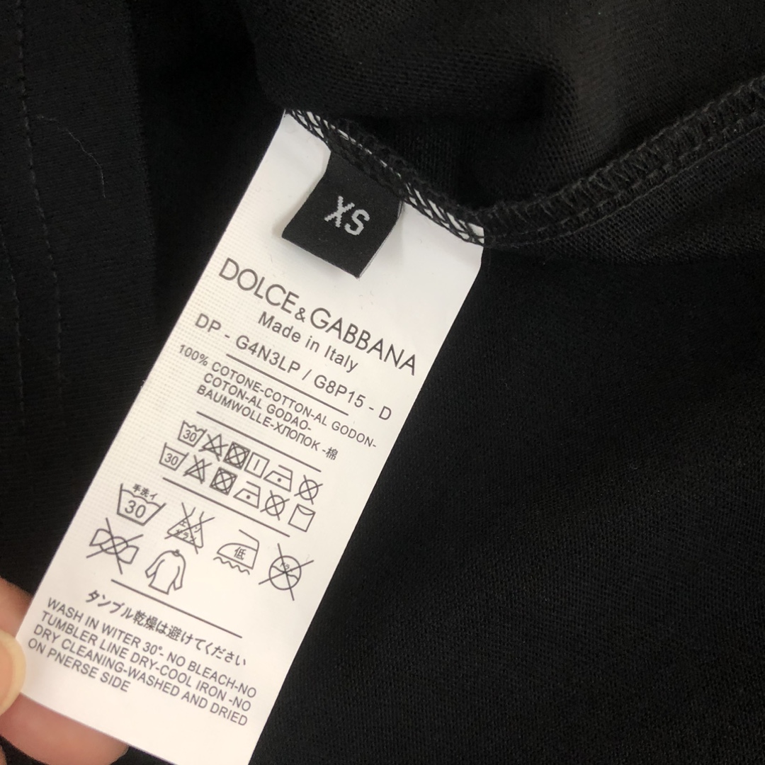 105💰 C✨Dolce&gabbana  24ss专柜同款圆领短袖T恤 定制棉质面料 ！采用品牌Logo标志图案！ 厚板立体！衣服偏厚使整体高透气和柔软性的质感更加凸显，饱满的棉质感引起极度舒适。高端人士必备单品，原厂辅料三标齐全！男女同款！
颜色：黑色 白色
尺码：XS～L（偏大版型！下单请报身高体重！）