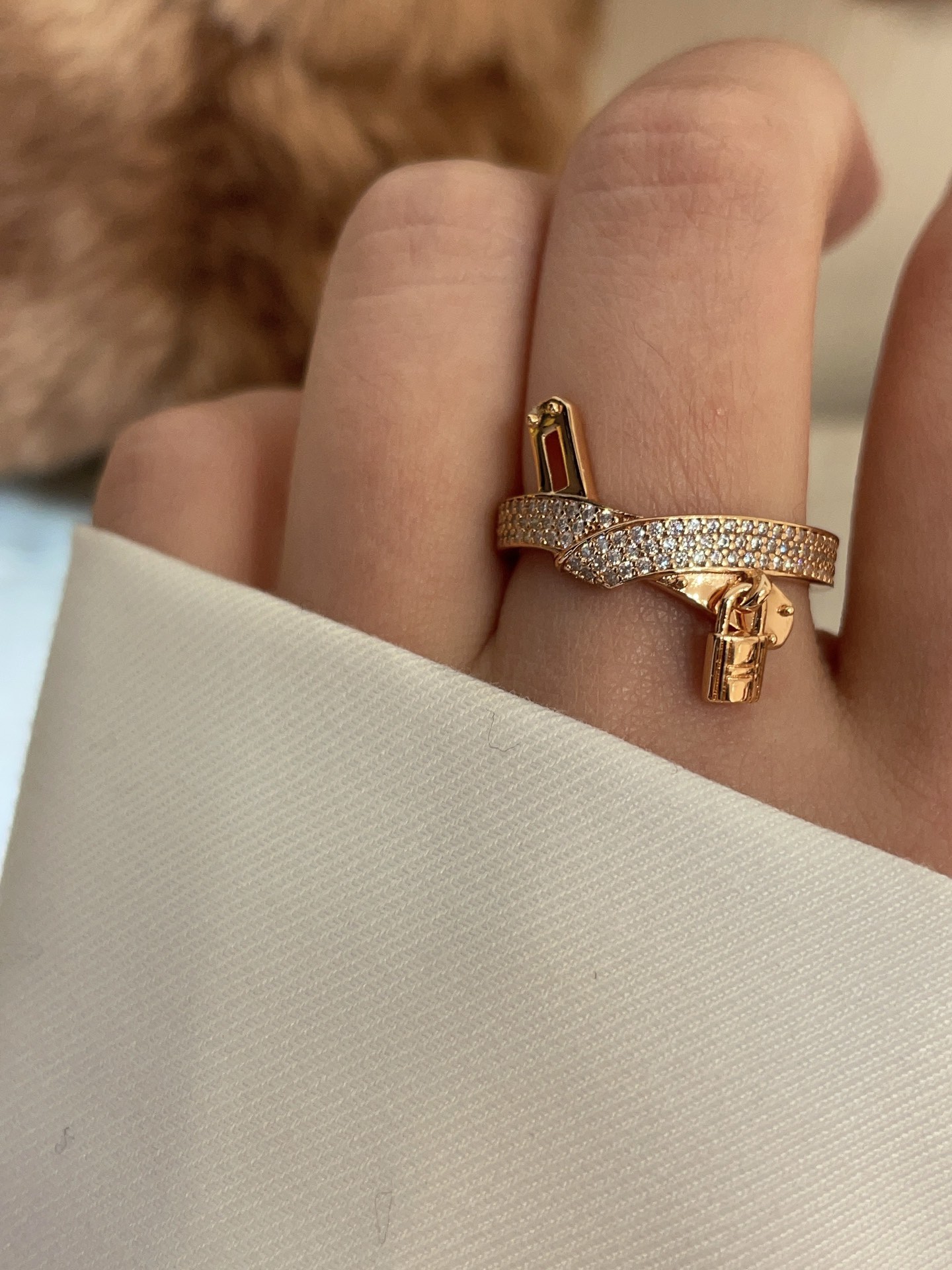 NO:919220,The jewelry series that arrived today is the new Kelly Gavroche rose gold full diamond knotted lock pendant ring. The knotted Kelly buckle is a classic small lock. The concave shape is super cool when worn on the hand. It is very popular. It is highly recommended to buy jewelry even if it is not available. ZK gold inlaid with real diamonds. Official website price 7w+. Customized S silver material with thick real gold plating. CNC technology. Size US code 6-7-8, ring, Cardia high-end jewelry.19860909今日到货珠宝系列 新款kelly Gavroche玫瑰金色满钻打结锁头吊坠戒指 打结的kelly扣家经典小锁头 佩戴上手凹造型超酷 很出片 超级推荐不配货也要入手的珠宝 zk金镶真钻 官网价格7w+ 定制款s银材质厚镀真金 cnc工艺 size美码6-7-8,,ring,卡迪亚高端饰品,Jewelry
