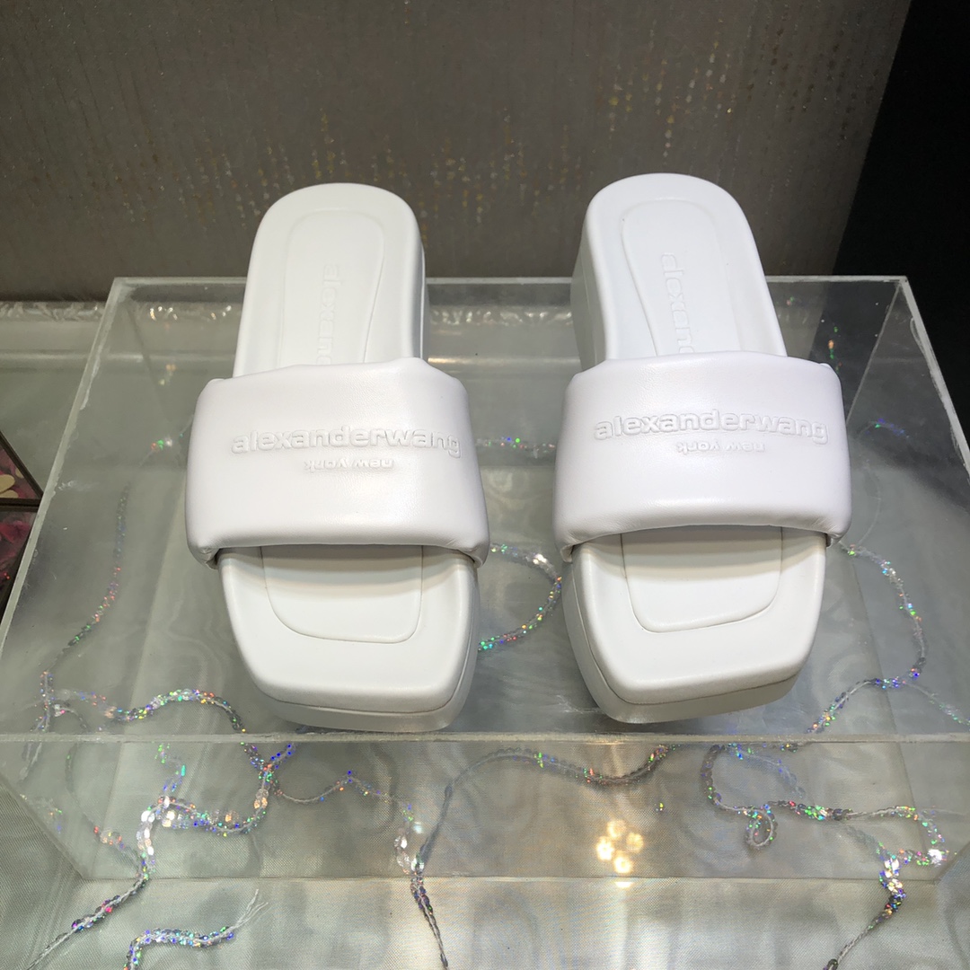 NO:164596,Top quality Alexander Wang ~ 24 spring and summer new logo thick-soled slippers!  The wavy bottom is very cool!  Simple flip-flops fashionable and versatile item!  Upper lambskin inner/foot pad sheepskin, original mold opening, thick heel of the sole 5cm, forefoot 3cm, size 35-39〔40 customized〕, slippers, alexander wang, slippers, sheepskin19860909出 顶级品质Alexander Wang亚历山大王～24春夏新款logo厚底拖鞋！波浪形大底酷性十足！简约一字拖时尚百搭单品！ 鞋面小羊皮 内里/垫脚羊皮 大底原版开模 底厚后跟5cm,前掌3cm 码数35-39〔40定做〕,拖鞋,alexander wang,slippers,sheepskin,Women's Shoes