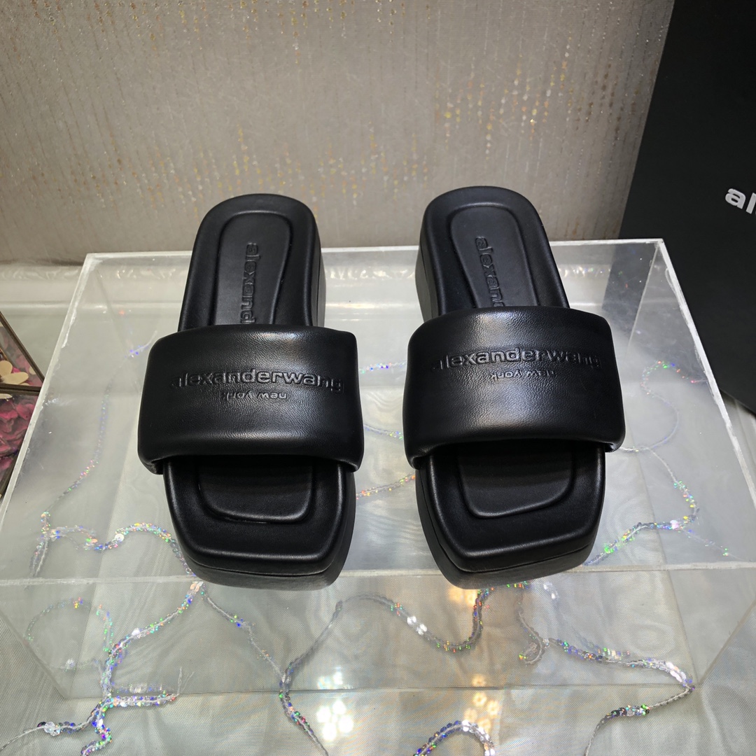 NO:164600,Top quality Alexander Wang ~ 24 spring and summer new logo thick-soled slippers!  The wavy bottom is very cool!  Simple flip-flops fashionable and versatile item!  Upper lambskin inner/foot pad sheepskin, original mold opening, thick heel of the sole 5cm, forefoot 3cm, size 35-39〔40 customized〕, slippers, alexander wang, slippers, sheepskin19860909出 顶级品质Alexander Wang亚历山大王～24春夏新款logo厚底拖鞋！波浪形大底酷性十足！简约一字拖时尚百搭单品！ 鞋面小羊皮 内里/垫脚羊皮 大底原版开模 底厚后跟5cm,前掌3cm 码数35-39〔40定做〕,拖鞋,alexander wang,slippers,sheepskin,Women's Shoes
