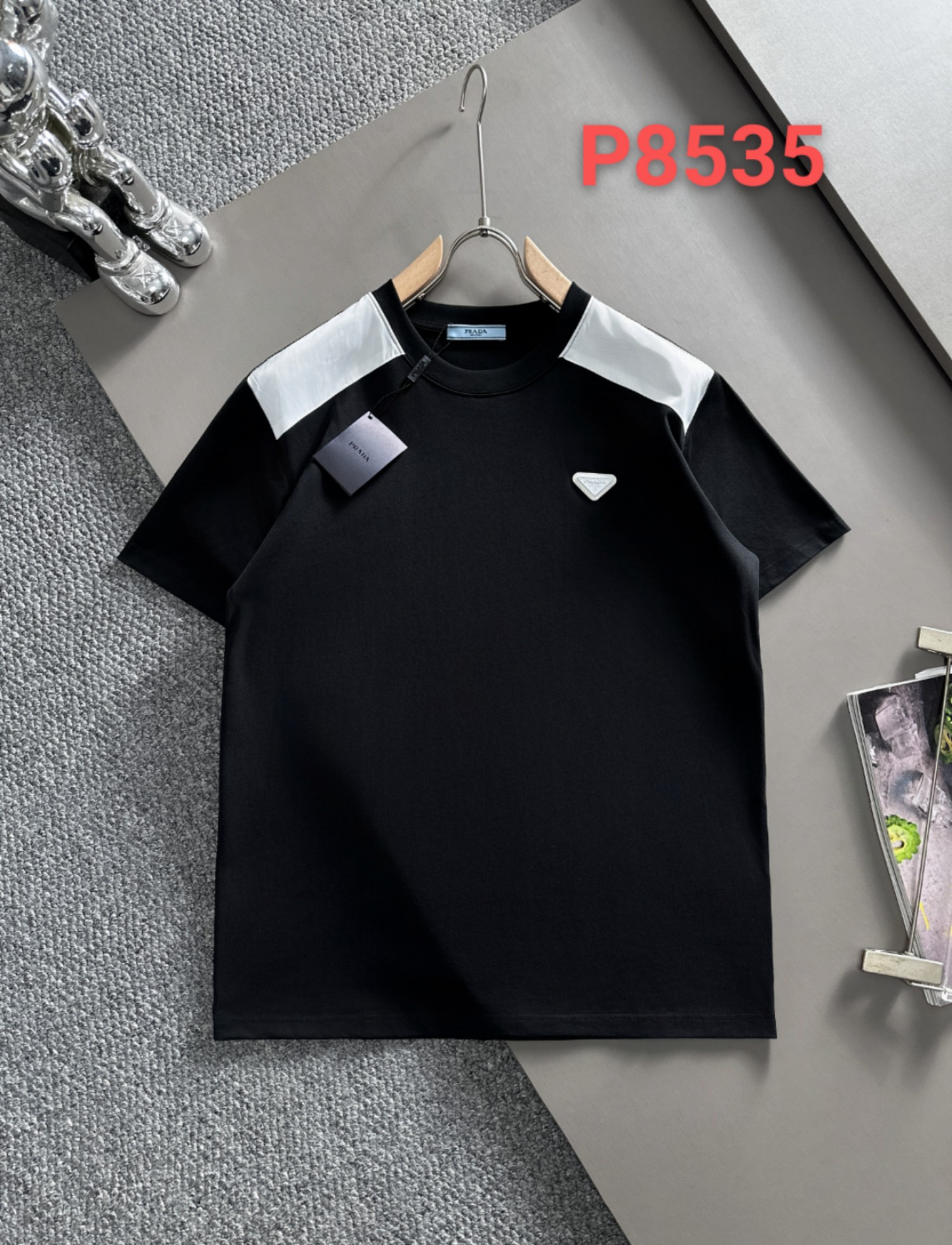 prad*Prada*24SS primavera-verano nuevo estilo de alta gama, logotipo triangular de hierro en el pecho, efecto de uso ex…