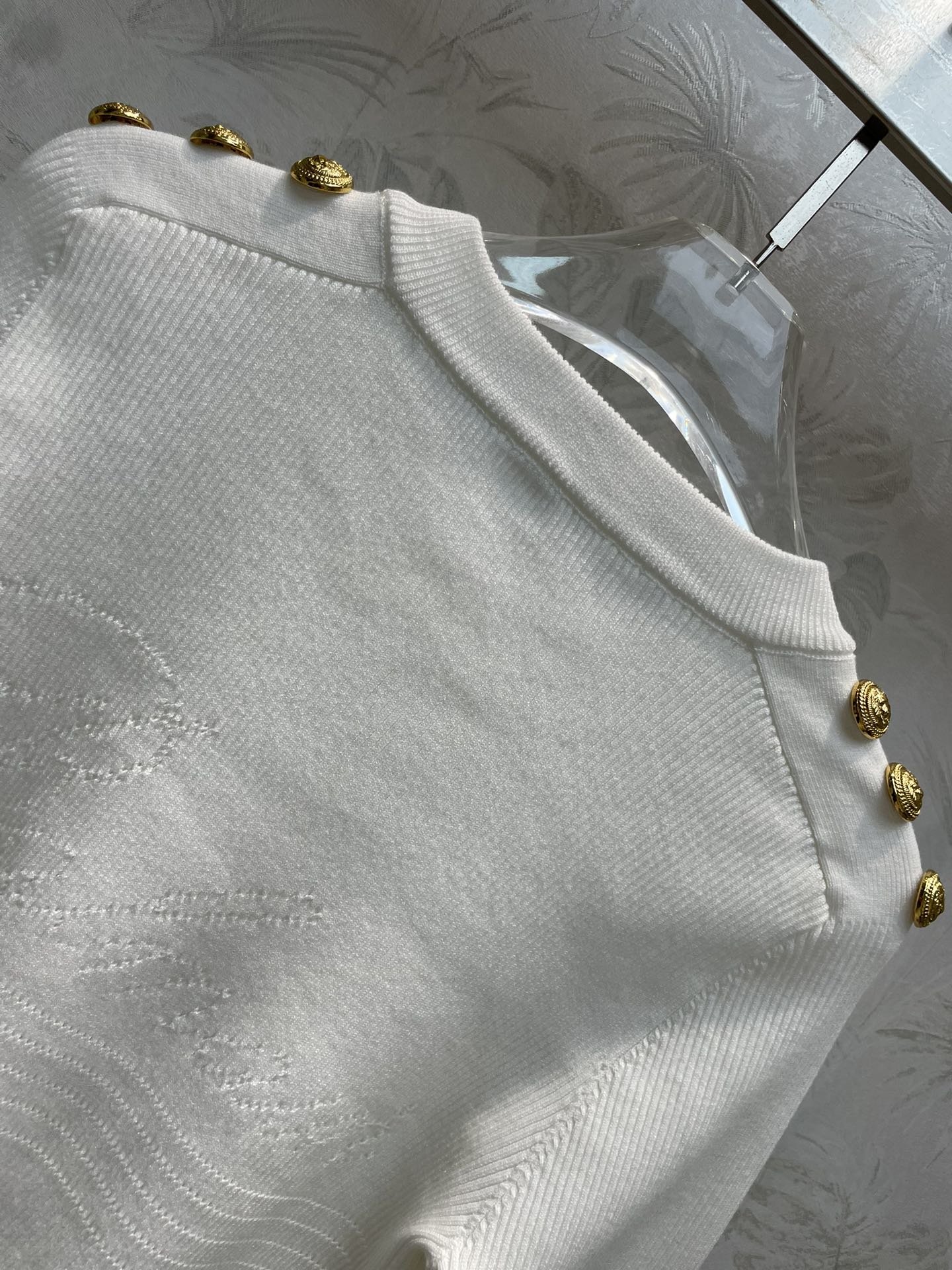 Balmai*23秋冬新款圆领针织上衣肩膀精致的金扣点缀是证件单品更显高级感胸前镂空字母Logo搭配通身