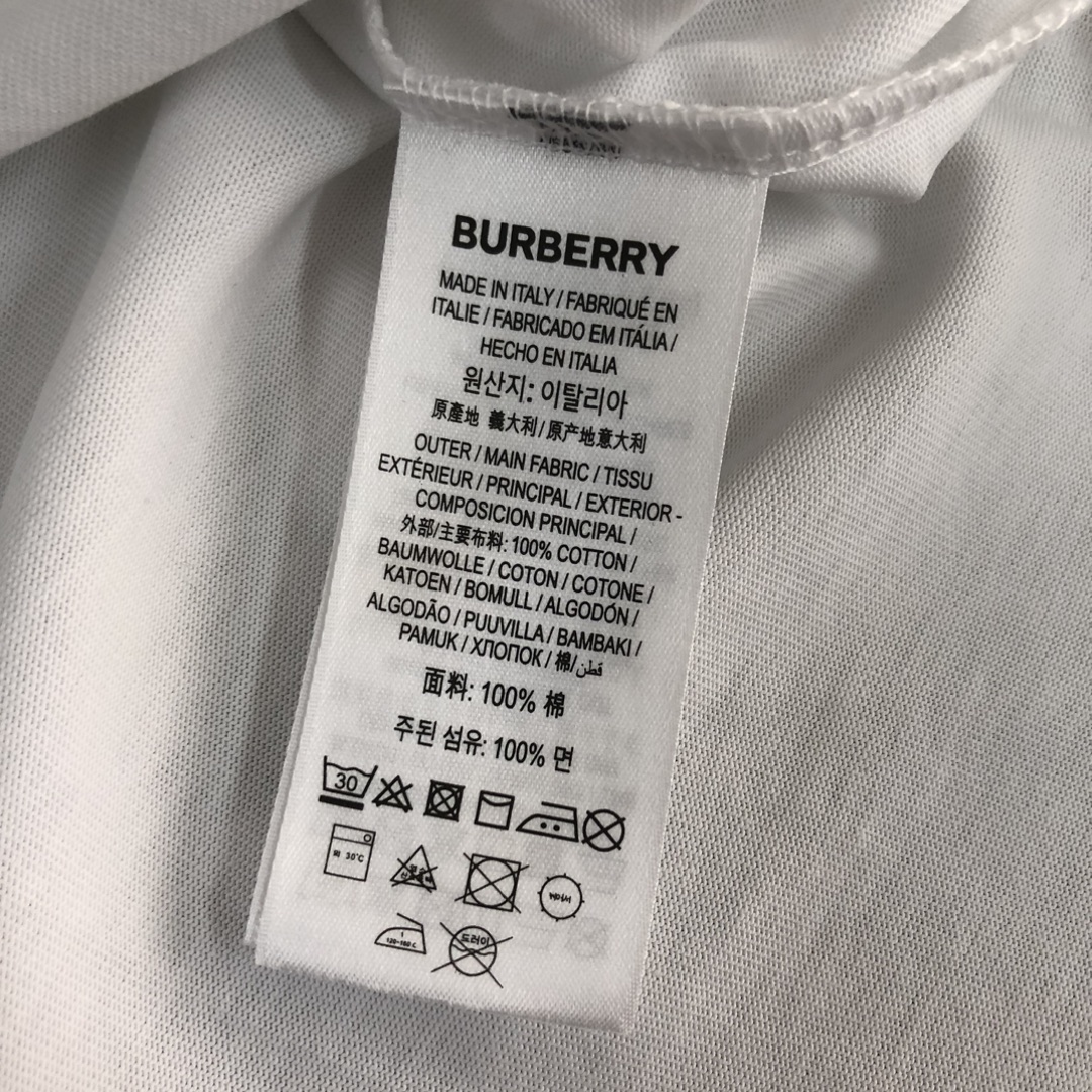 68
Bur*berry 巴宝莉  24ss专柜同款圆领短袖T恤 ～情侣款～胸前重工品牌战马图案印花设计～定制棉质面料 ～厚板立体！衣服偏厚使整体高透气和柔软性的质感更加凸显，饱满的棉质感引起极度舒适。高端人士必备单品，原厂辅料三标齐全！男女同款！
颜色：黑色 白色 