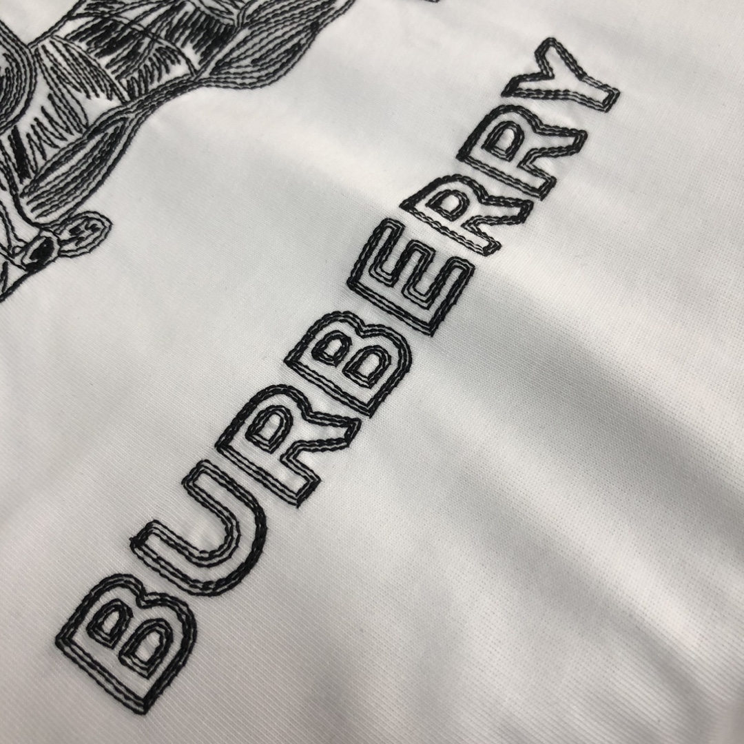 68
Bur*berry 巴宝莉  24ss专柜同款圆领短袖T恤 ～情侣款～胸前重工品牌战马图案印花设计～定制棉质面料 ～厚板立体！衣服偏厚使整体高透气和柔软性的质感更加凸显，饱满的棉质感引起极度舒适。高端人士必备单品，原厂辅料三标齐全！男女同款！
颜色：黑色 白色 