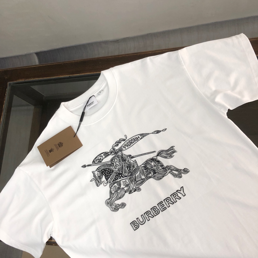 68
Bur*berry 巴宝莉  24ss专柜同款圆领短袖T恤 ～情侣款～胸前重工品牌战马图案印花设计～定制棉质面料 ～厚板立体！衣服偏厚使整体高透气和柔软性的质感更加凸显，饱满的棉质感引起极度舒适。高端人士必备单品，原厂辅料三标齐全！男女同款！
颜色：黑色 白色 
