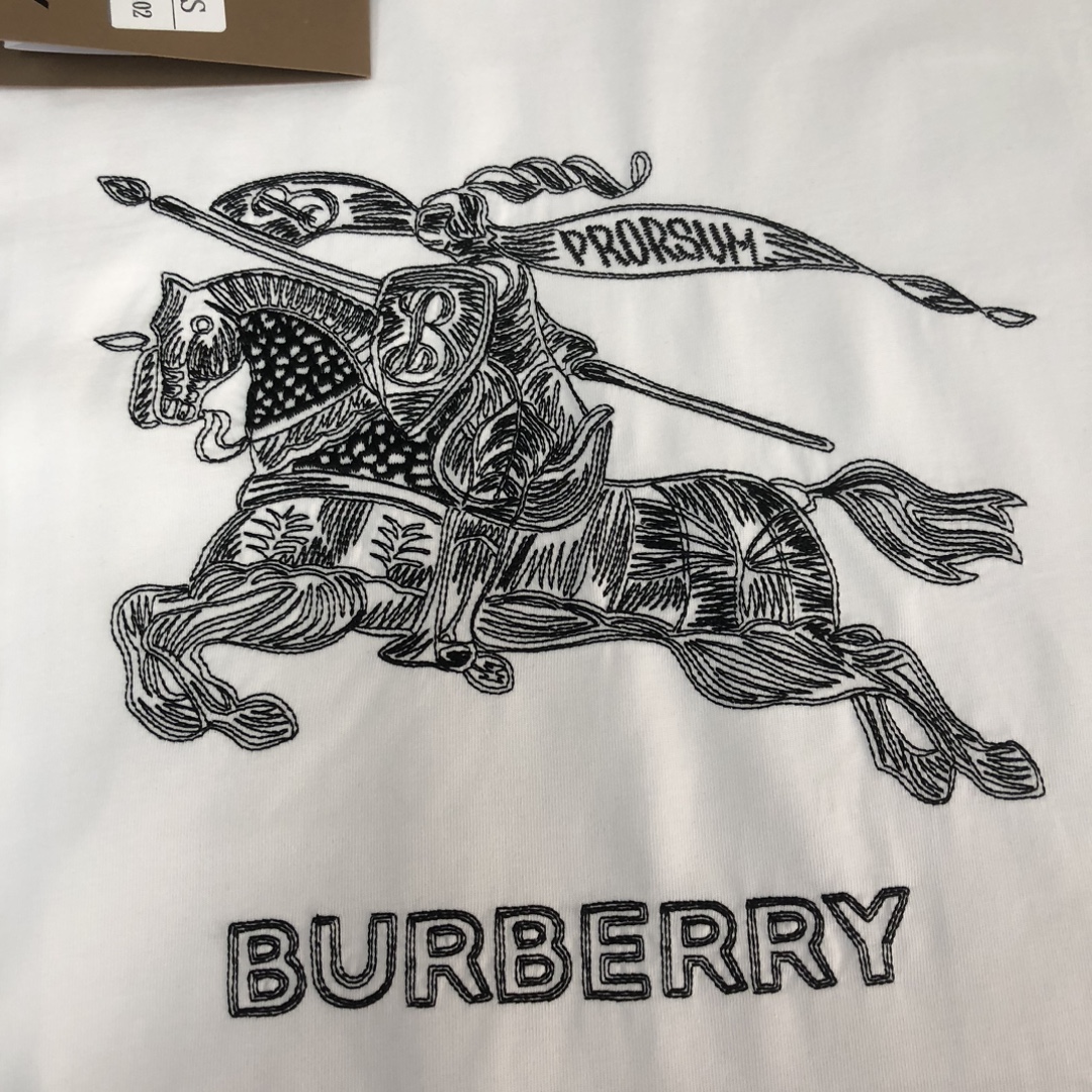 68
Bur*berry 巴宝莉  24ss专柜同款圆领短袖T恤 ～情侣款～胸前重工品牌战马图案印花设计～定制棉质面料 ～厚板立体！衣服偏厚使整体高透气和柔软性的质感更加凸显，饱满的棉质感引起极度舒适。高端人士必备单品，原厂辅料三标齐全！男女同款！
颜色：黑色 白色 