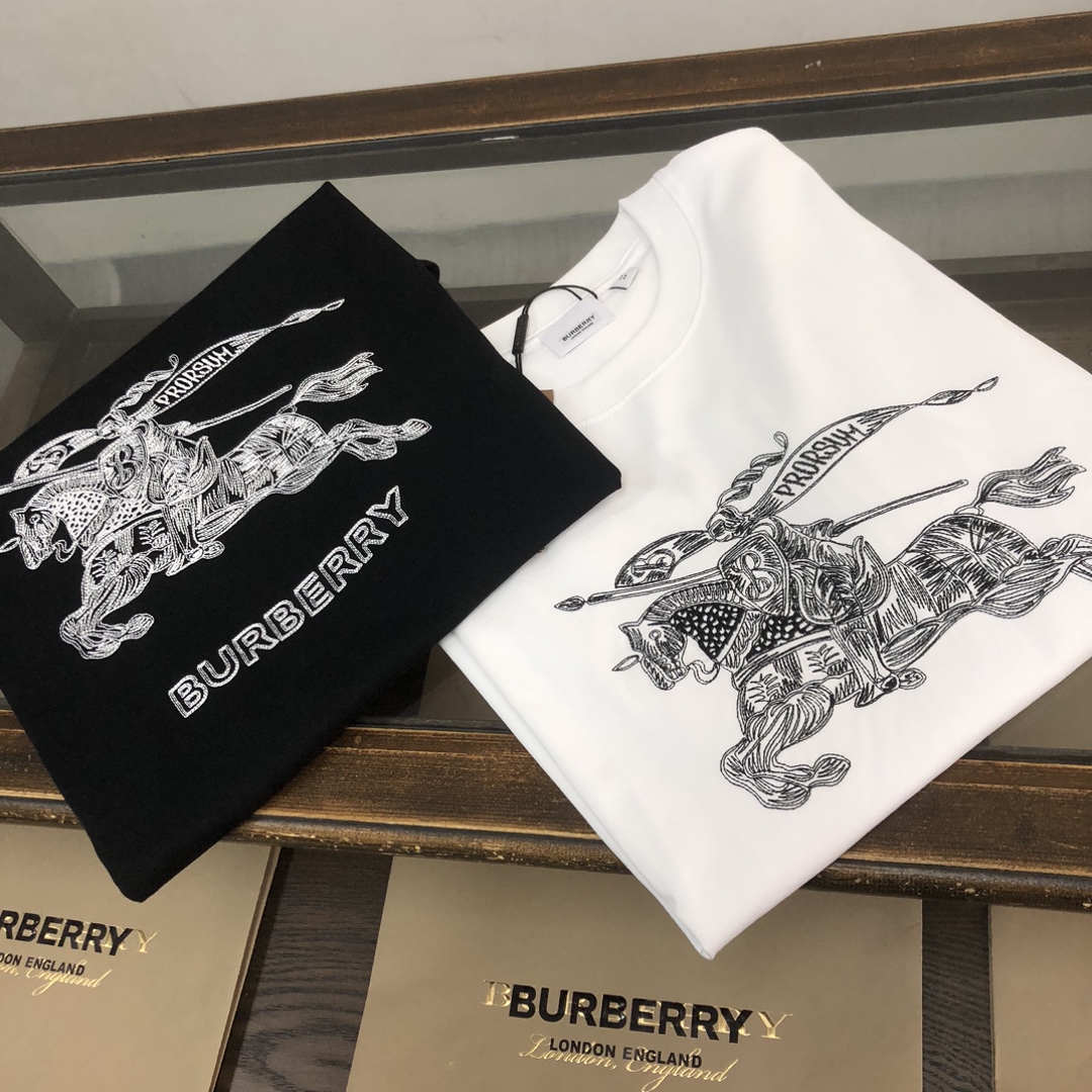68
Bur*berry 巴宝莉  24ss专柜同款圆领短袖T恤 ～情侣款～胸前重工品牌战马图案印花设计～定制棉质面料 ～厚板立体！衣服偏厚使整体高透气和柔软性的质感更加凸显，饱满的棉质感引起极度舒适。高端人士必备单品，原厂辅料三标齐全！男女同款！
颜色：黑色 白色 