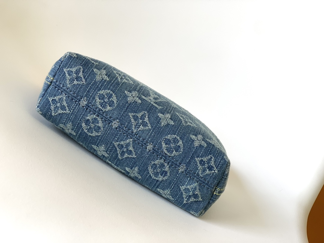 Louis Vuitton 动态163 hills pochette 腋下手袋m82949（蓝色牛仔）18.5cm