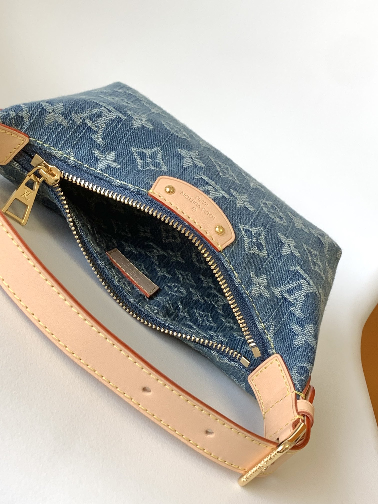 Louis Vuitton 动态163 hills pochette 腋下手袋m82949（蓝色牛仔）18.5cm