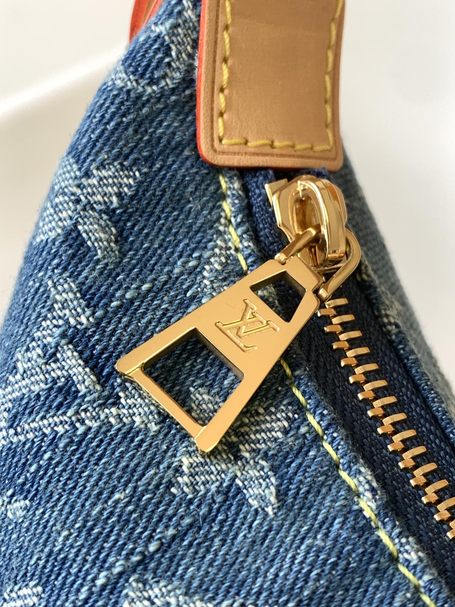 Louis Vuitton 动态163 hills pochette 腋下手袋m82949（蓝色牛仔）18.5cm