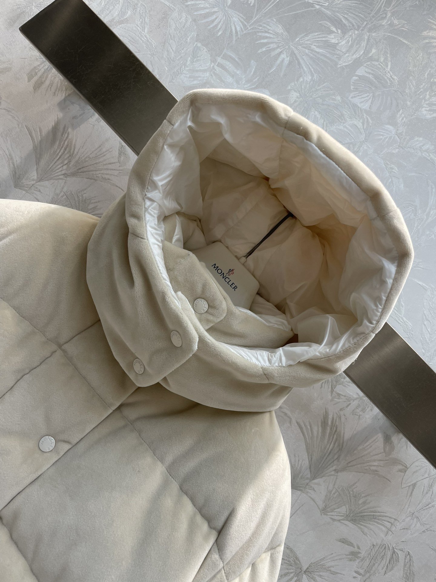 Moncle*23秋冬新款连帽立领羽绒服面料是那种很有质感的细腻舒适的连帽可拆卸短款面包版型不挑身材的极