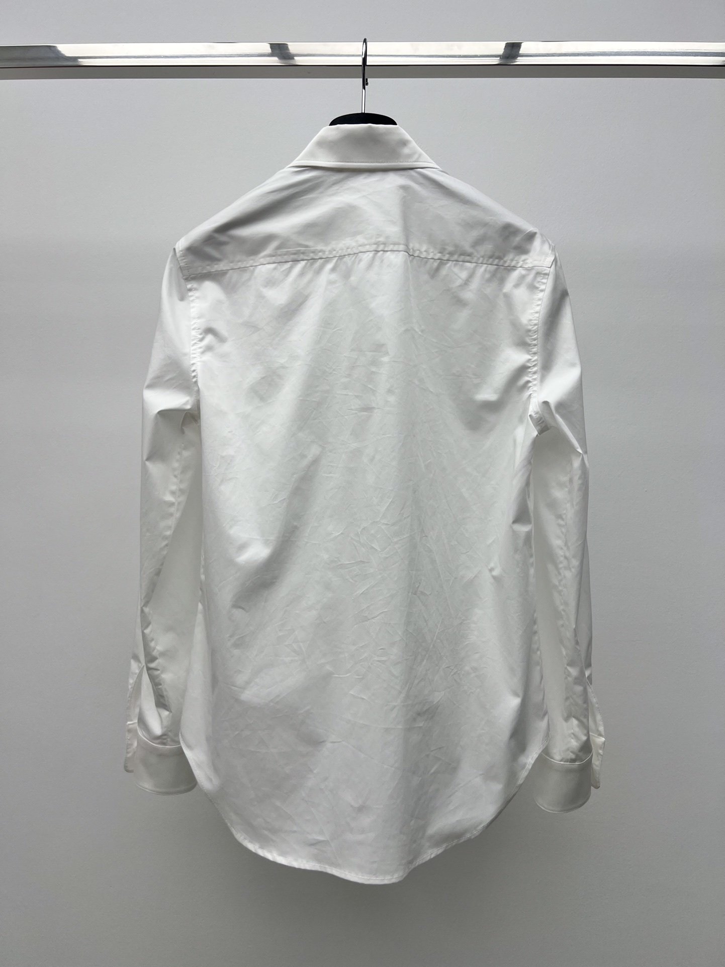 Copern*低领衬衫来自于巴黎的一个新生代设计师品牌超有设计感的一件单品经典衬衫版型剪裁低开领设计上身