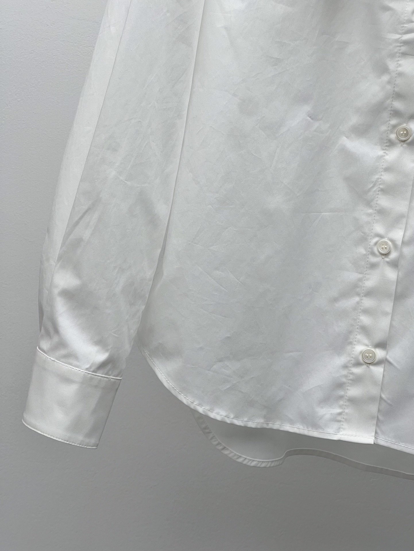 Copern*低领衬衫来自于巴黎的一个新生代设计师品牌超有设计感的一件单品经典衬衫版型剪裁低开领设计上身