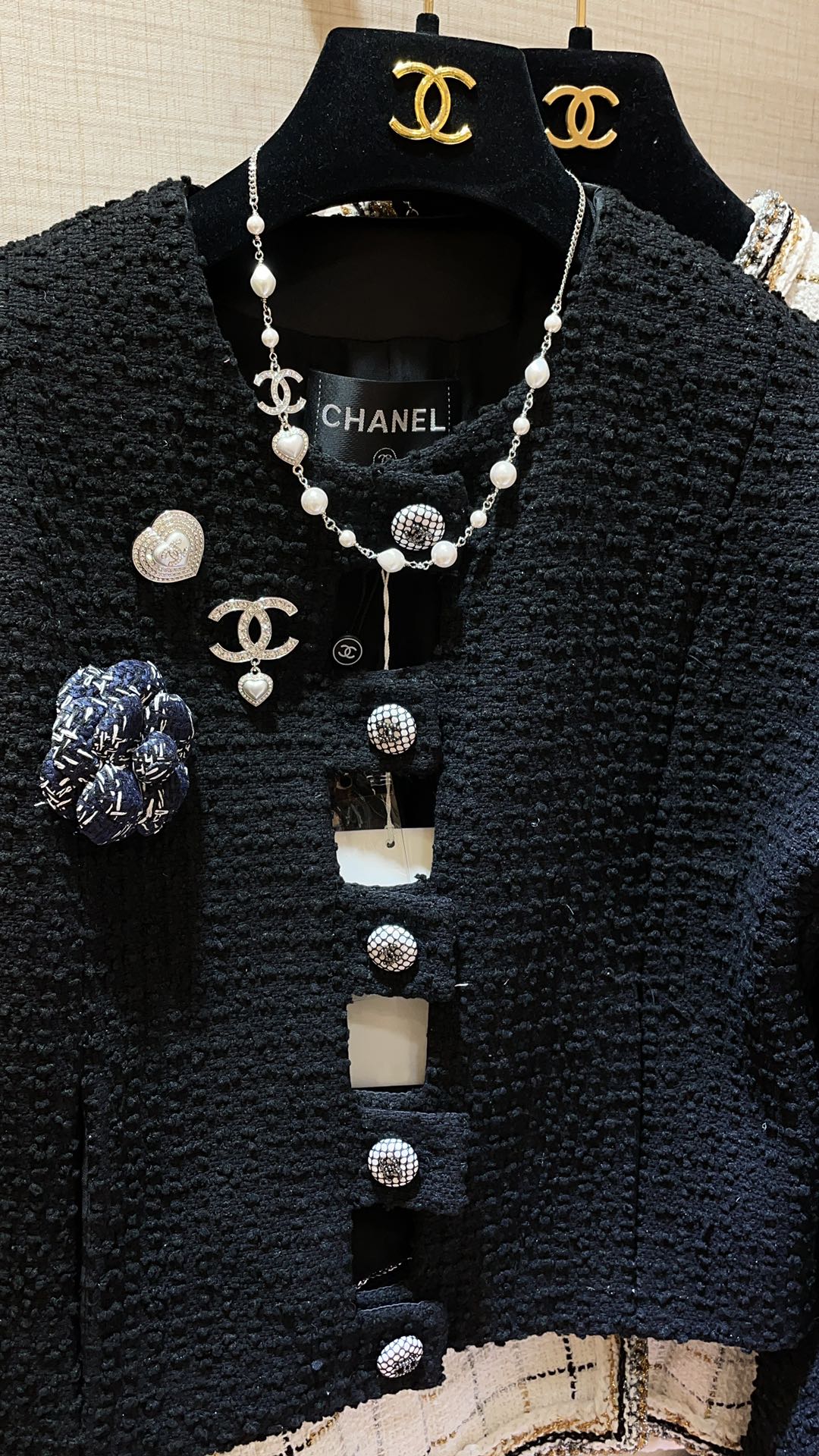 NO:633966,88220. Today’s new necklace 23B new white love full of diamonds and double C pearl silver necklace. The extremely gentle white love has a good sense of atmosphere. The combination of irregular pearls is very playful and cute. You must buy it if you are rich and beautiful. It is super versatile and practical for daily use. z consistent brass material, Swarovski diamonds, necklace, Cartier high-end jewelry1986090988220.今日新品项链 23B新款白色爱心满钻双C珍珠银色项链 极致温柔的白色爱心 氛围感拿捏住了 不规则珍珠的搭配很俏皮可爱 白富美们一定要买 日常超级百搭实用 z一致黄铜材质 施华洛钻,,necklace,卡迪亚高端饰品,Jewelry