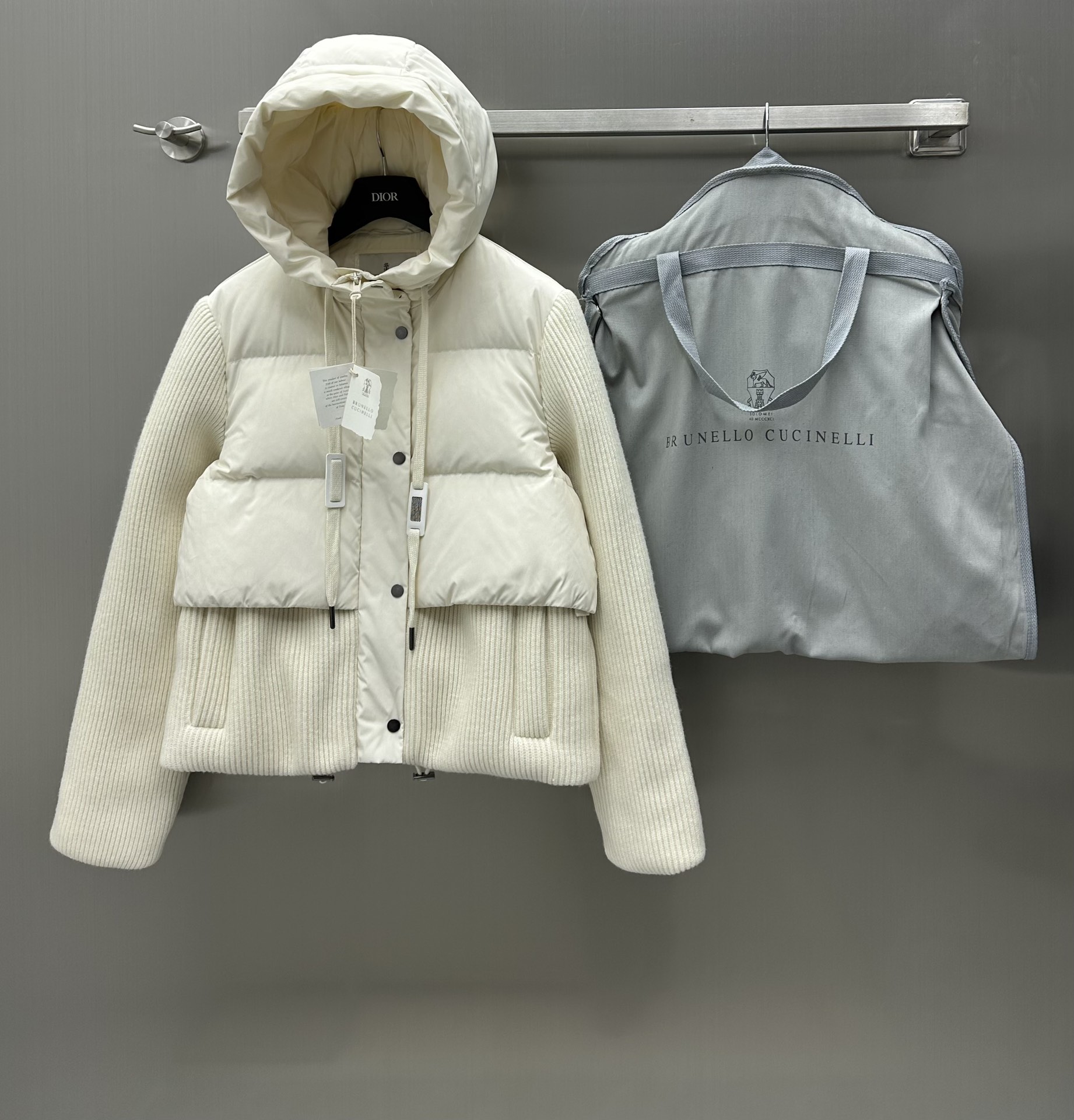 NO:696670,Comes with dust bag BC* New arrivals Hooded knitted down jacket Customized YB cashmere wool yarn material Woven with knitted texture Windproof and waterproof nylon material on the inside Outer knitted fabric splicing design Unique and attractive shape Double zipper design with hem drawstring Development of surface accessories Slim fit tailoring Knitted base layer for autumn and winter fashionable style White goose down filling Light, fashionable and warm As shown in the picture, equipped with brand dust bag bag  High version 3 colors,,down jacket,hats,19860909配防尘袋BC*新品上架连帽针织羽绒服定制YB羊绒羊毛纱线材质 织造出针织肌理 内里防风防水尼龙材质 外层针织面料拼接设计 造型独特魅力 双拉链设计搭配下摆抽绳 面辅料开发 修身版型剪裁 秋冬内搭针织打底 时髦洋气 白鹅绒填充 轻盈时髦又保暖 如图所示 配有品牌防尘袋包袋 高版本3色,,down jacket,hats,,Women's clothing