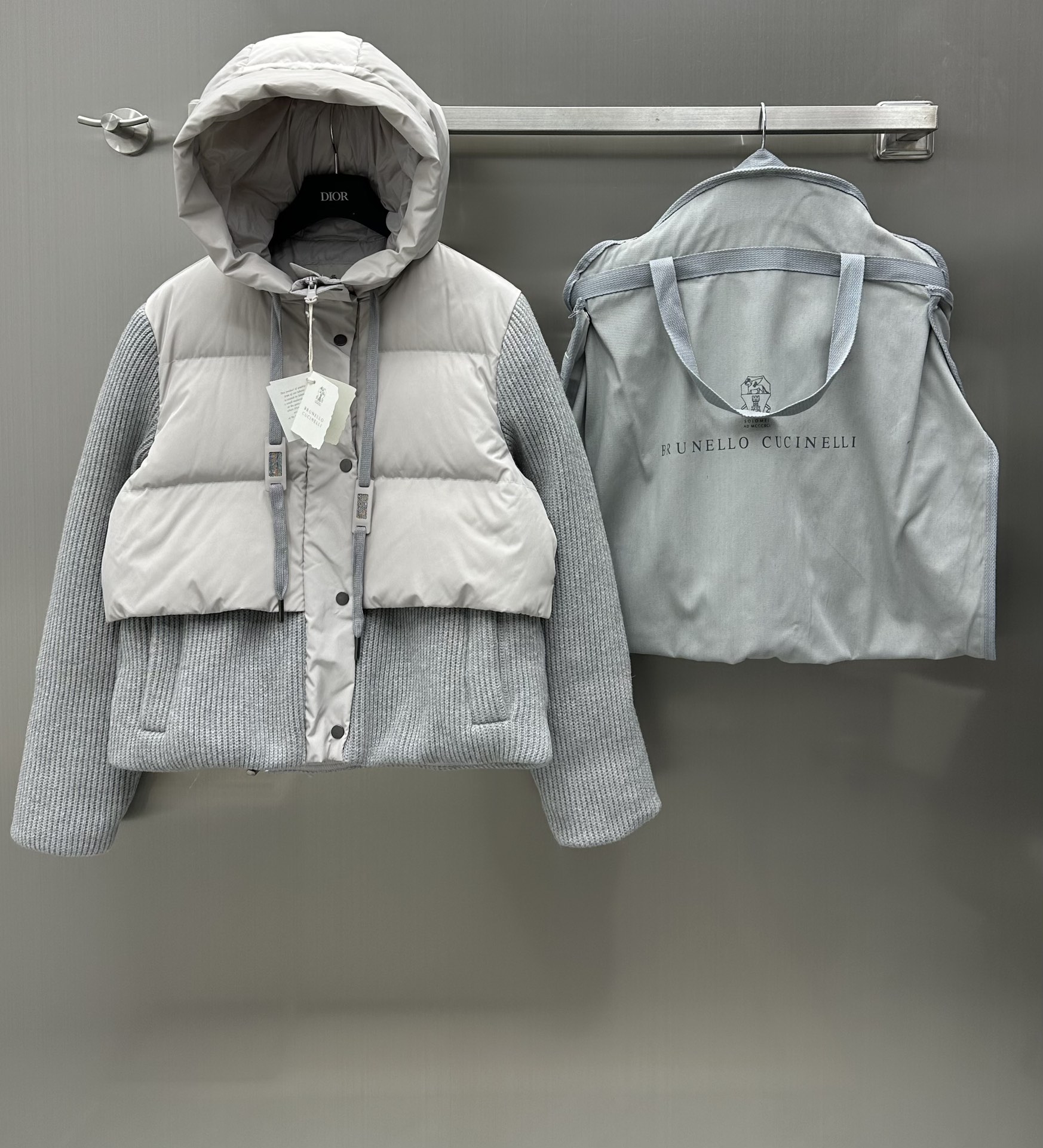 NO:696691,Comes with dust bag BC* New arrivals Hooded knitted down jacket Customized YB cashmere wool yarn material Woven with knitted texture Windproof and waterproof nylon material on the inside Outer knitted fabric splicing design Unique and attractive shape Double zipper design with hem drawstring Development of surface accessories Slim fit tailoring Knitted base layer for autumn and winter fashionable style White goose down filling Light, fashionable and warm As shown in the picture, equipped with brand dust bag bag  High version 3 colors,,down jacket,hats,19860909配防尘袋BC*新品上架连帽针织羽绒服定制YB羊绒羊毛纱线材质 织造出针织肌理 内里防风防水尼龙材质 外层针织面料拼接设计 造型独特魅力 双拉链设计搭配下摆抽绳 面辅料开发 修身版型剪裁 秋冬内搭针织打底 时髦洋气 白鹅绒填充 轻盈时髦又保暖 如图所示 配有品牌防尘袋包袋 高版本3色,,down jacket,hats,,Women's clothing