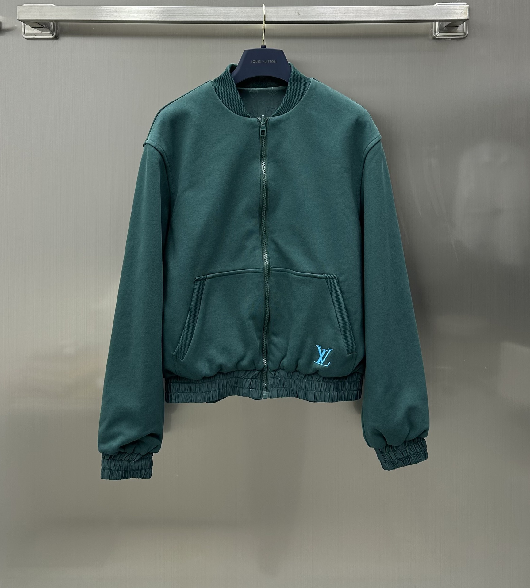 NO:696696,Louis Vuitto* new products are on the shelves. Reversible casual suits, customized with YB imported materials. Reversible design concept. One side is decorated with simple embroidered letters and the other side is decorated with all-over jacquard printing. Complete set design. Heavy fashion. Make the outfit more fashionable. Development of fabric accessories. Zip jacket with jogging trousers. Daily commuting. 24 early spring new style. Can be worn by both men and women. High version in 3 colors, Louis Vuitton, jackets & coats,19860909Louis Vuitto*新品上架两面穿休闲套装定制YB进口材质 两面穿设计理念 一面饰以简约刺绣字母 一面饰以满印提花 成套设计 重工时髦 让穿搭更为时髦潮流 面辅料开发 拉链夹克搭配慢跑长裤 日常通勤都 24早春新款 男女均可驾驭  高版本3色,,louis vuitton,jackets & coats,,Women's clothing