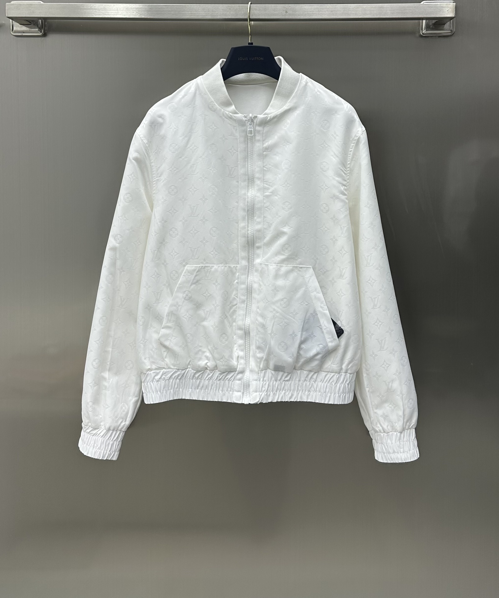 NO:696673,Louis Vuitto* new products are on the shelves. Reversible casual suits, customized with YB imported materials. Reversible design concept. One side is decorated with simple embroidered letters and the other side is decorated with all-over jacquard printing. Complete set design. Heavy fashion. Make the outfit more fashionable. Development of fabric accessories. Zip jacket with jogging trousers. Daily commuting. 24 early spring new style. Can be worn by both men and women. High version in 3 colors, Louis Vuitton, jackets & coats,19860909Louis Vuitto*新品上架两面穿休闲套装定制YB进口材质 两面穿设计理念 一面饰以简约刺绣字母 一面饰以满印提花 成套设计 重工时髦 让穿搭更为时髦潮流 面辅料开发 拉链夹克搭配慢跑长裤 日常通勤都 24早春新款 男女均可驾驭  高版本3色,,louis vuitton,jackets & coats,,Women's clothing