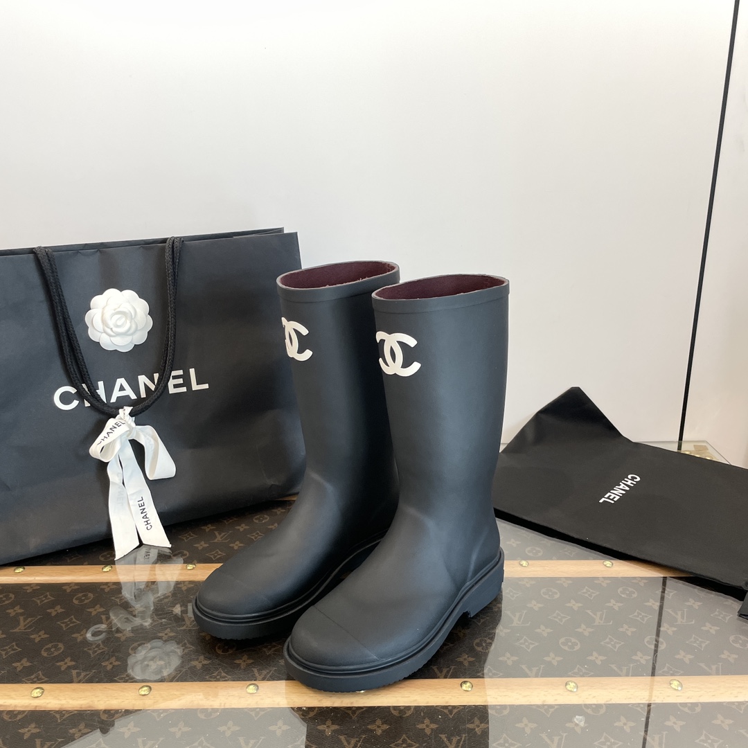 CHANEL дождевые сапоги резиновые на толстой подошве средней высоты с круглым носком