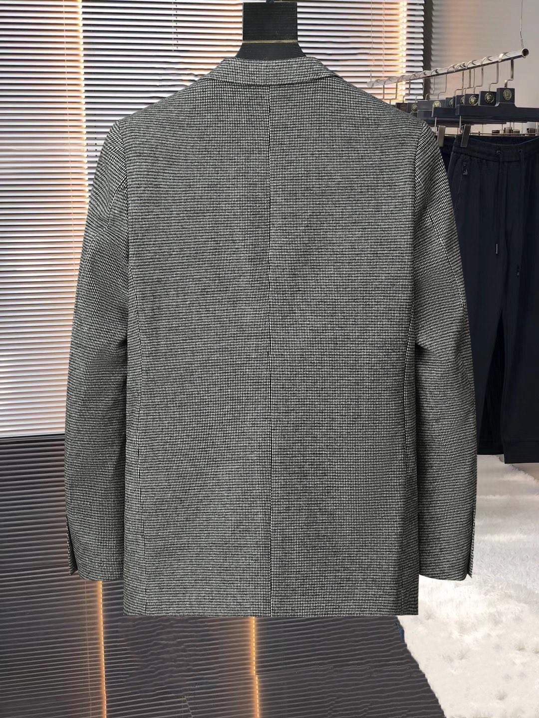 ！ 🔥AMINI
新品时尚男士西服🔥贸易公司渠道货，人气极高的一款单品。通体的造型颇具设计感，在视觉方面