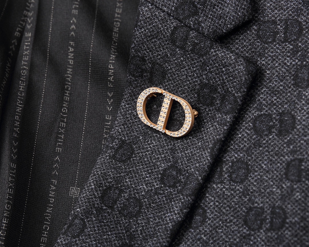 ！ 🔥DIOR
新品时尚男士西服🔥贸易公司渠道货，人气极高的一款单品。通体的造型颇具设计感，在视觉方面足