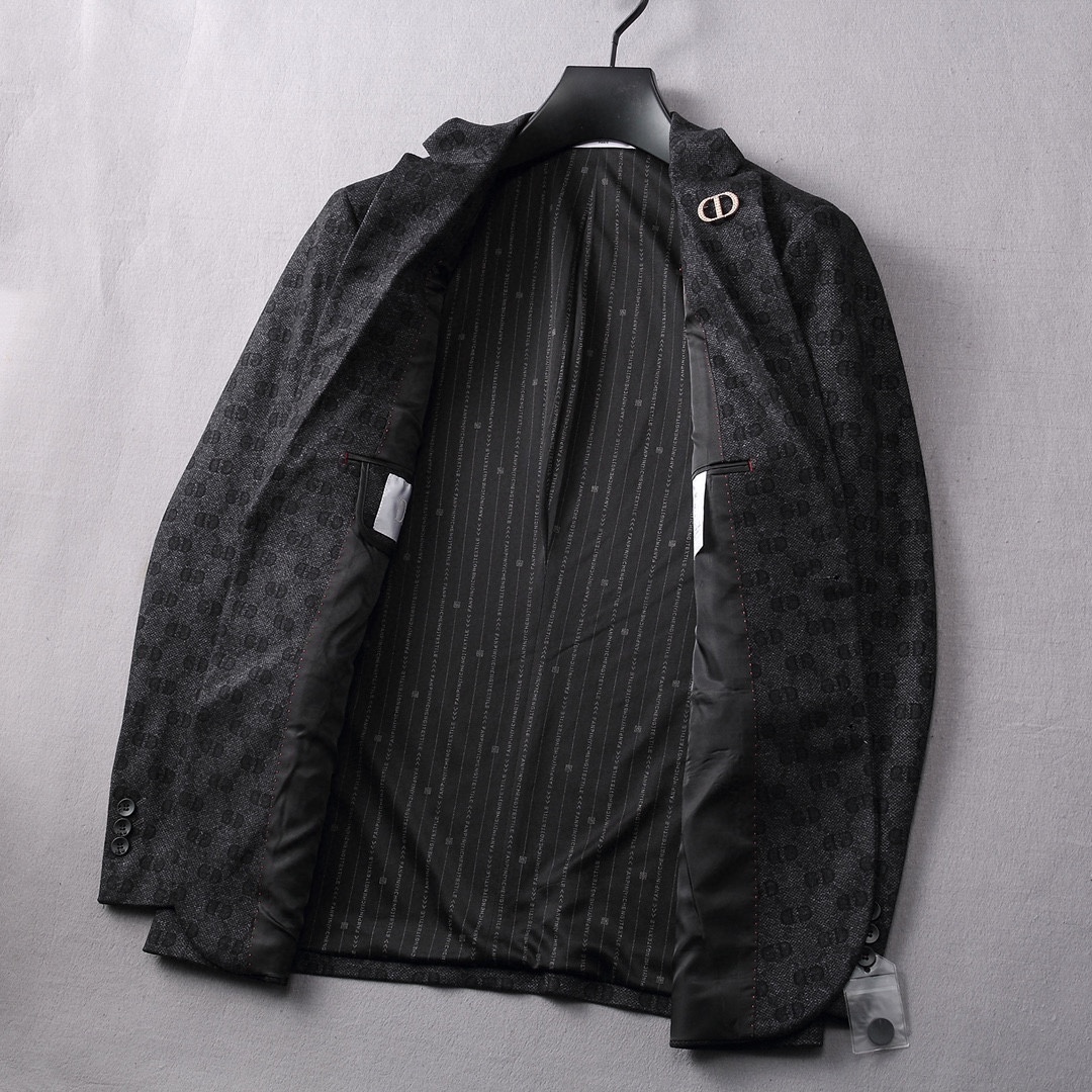 ！ 🔥DIOR
新品时尚男士西服🔥贸易公司渠道货，人气极高的一款单品。通体的造型颇具设计感，在视觉方面足