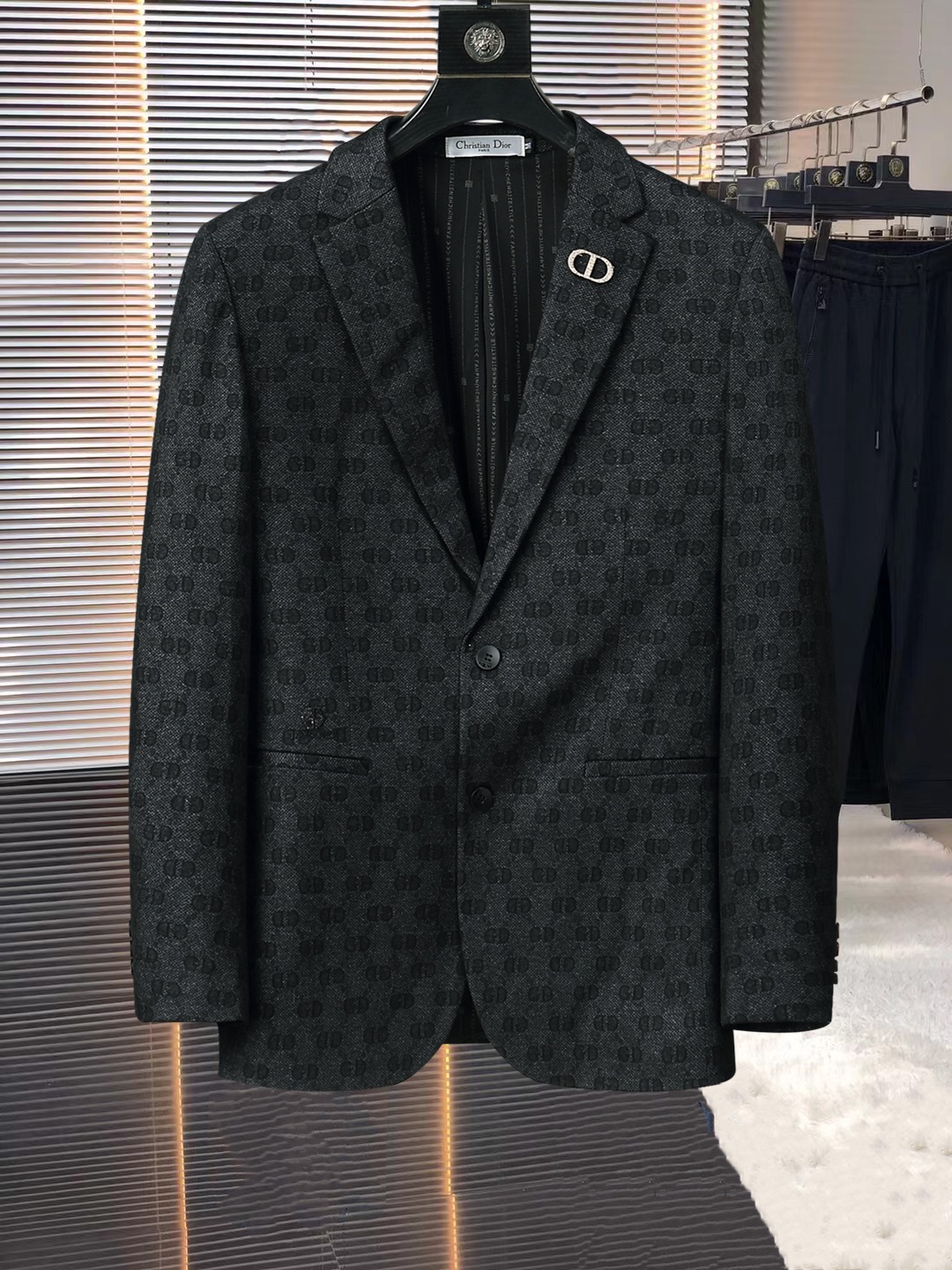！ 🔥DIOR
新品时尚男士西服🔥贸易公司渠道货，人气极高的一款单品。通体的造型颇具设计感，在视觉方面足