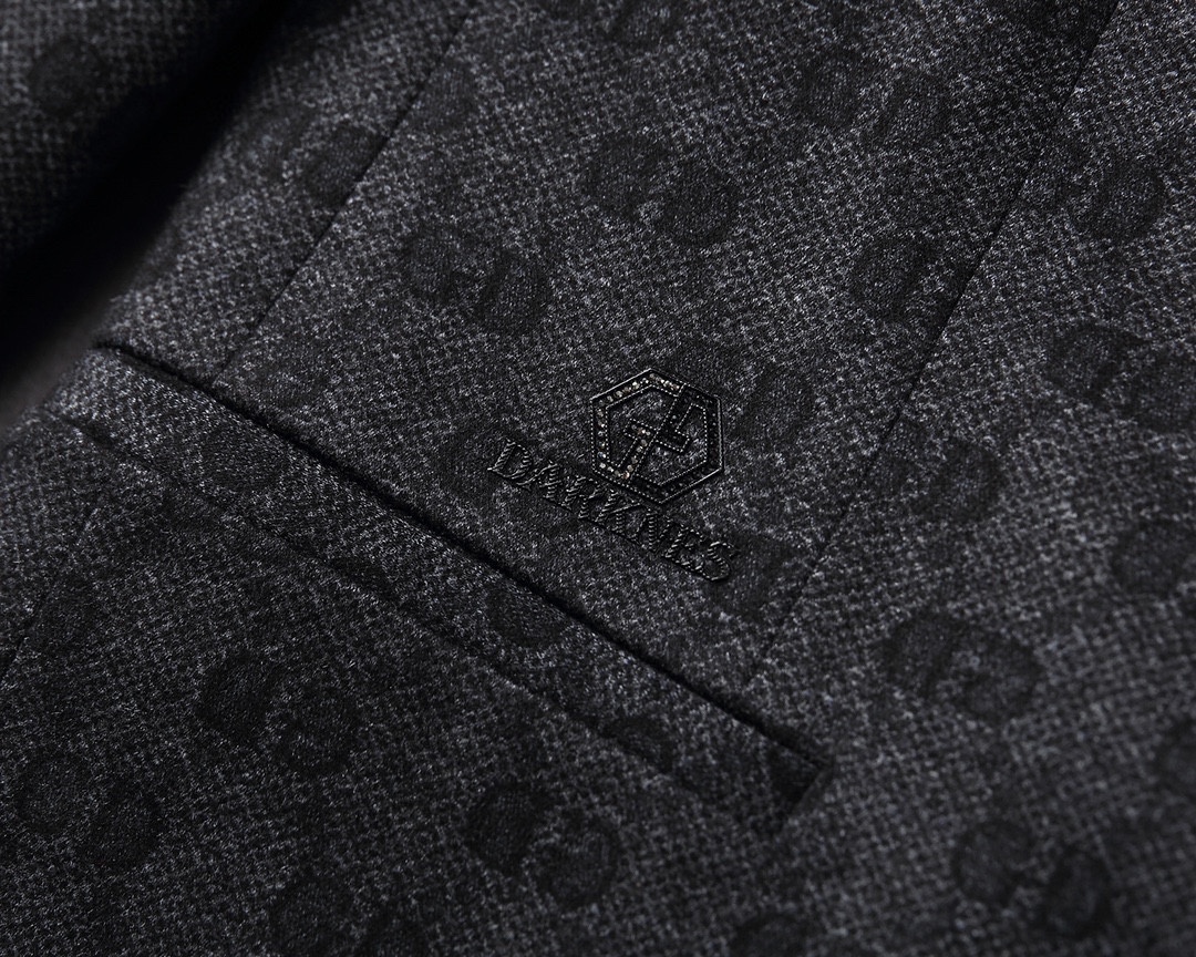 ！ 🔥DIOR
新品时尚男士西服🔥贸易公司渠道货，人气极高的一款单品。通体的造型颇具设计感，在视觉方面足