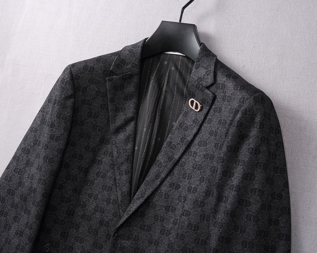 ！ 🔥DIOR
新品时尚男士西服🔥贸易公司渠道货，人气极高的一款单品。通体的造型颇具设计感，在视觉方面足